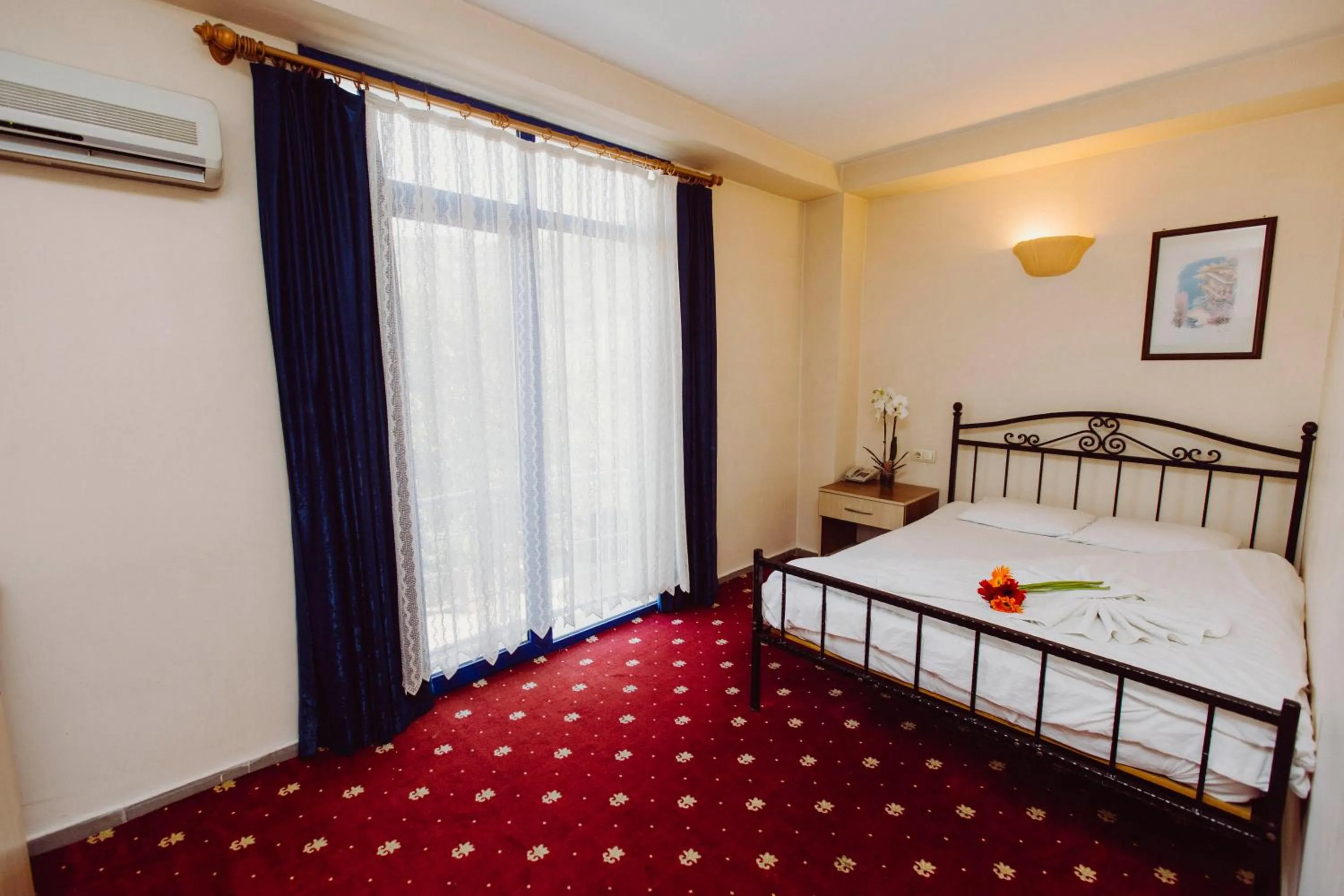 Bed in Ozalp Han Hotel