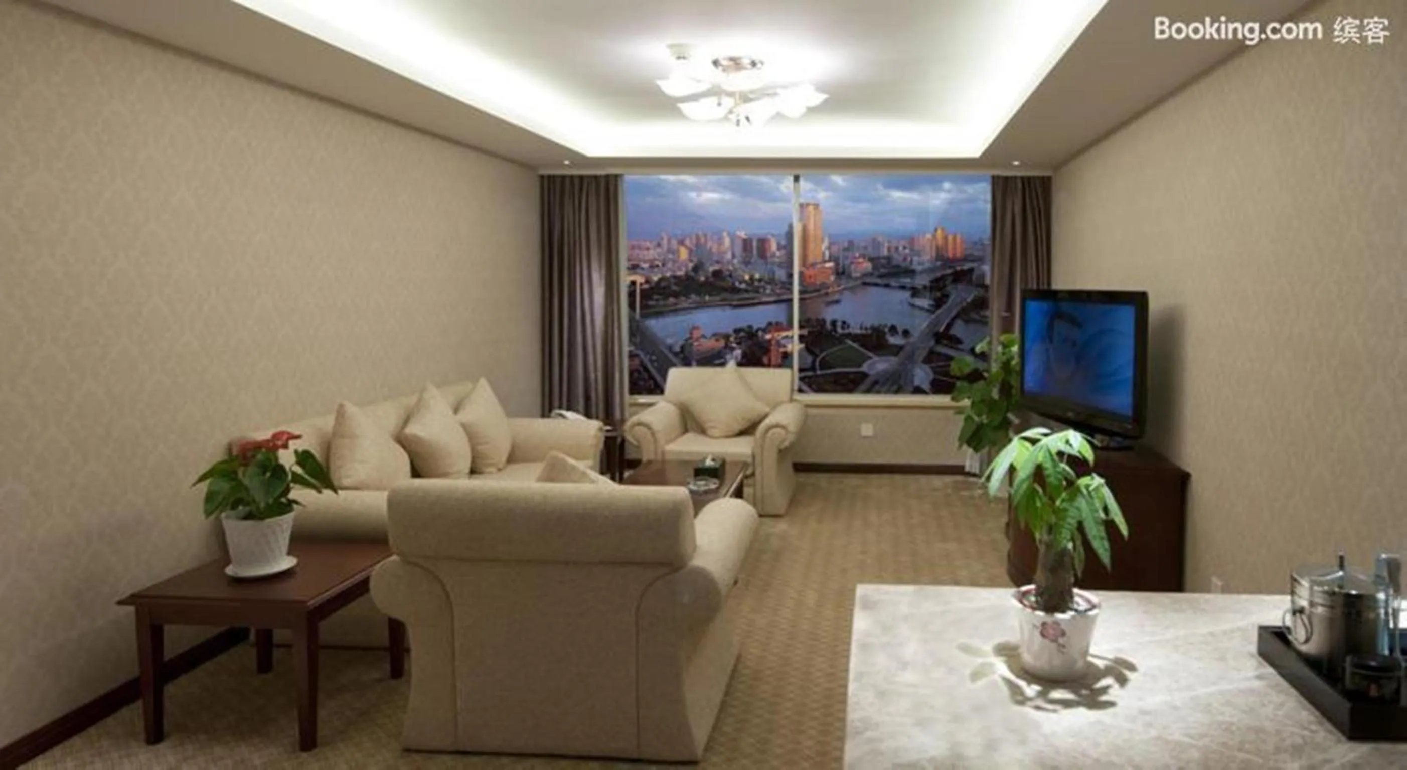 Living room, Lounge/Bar in Golden Port Hotel