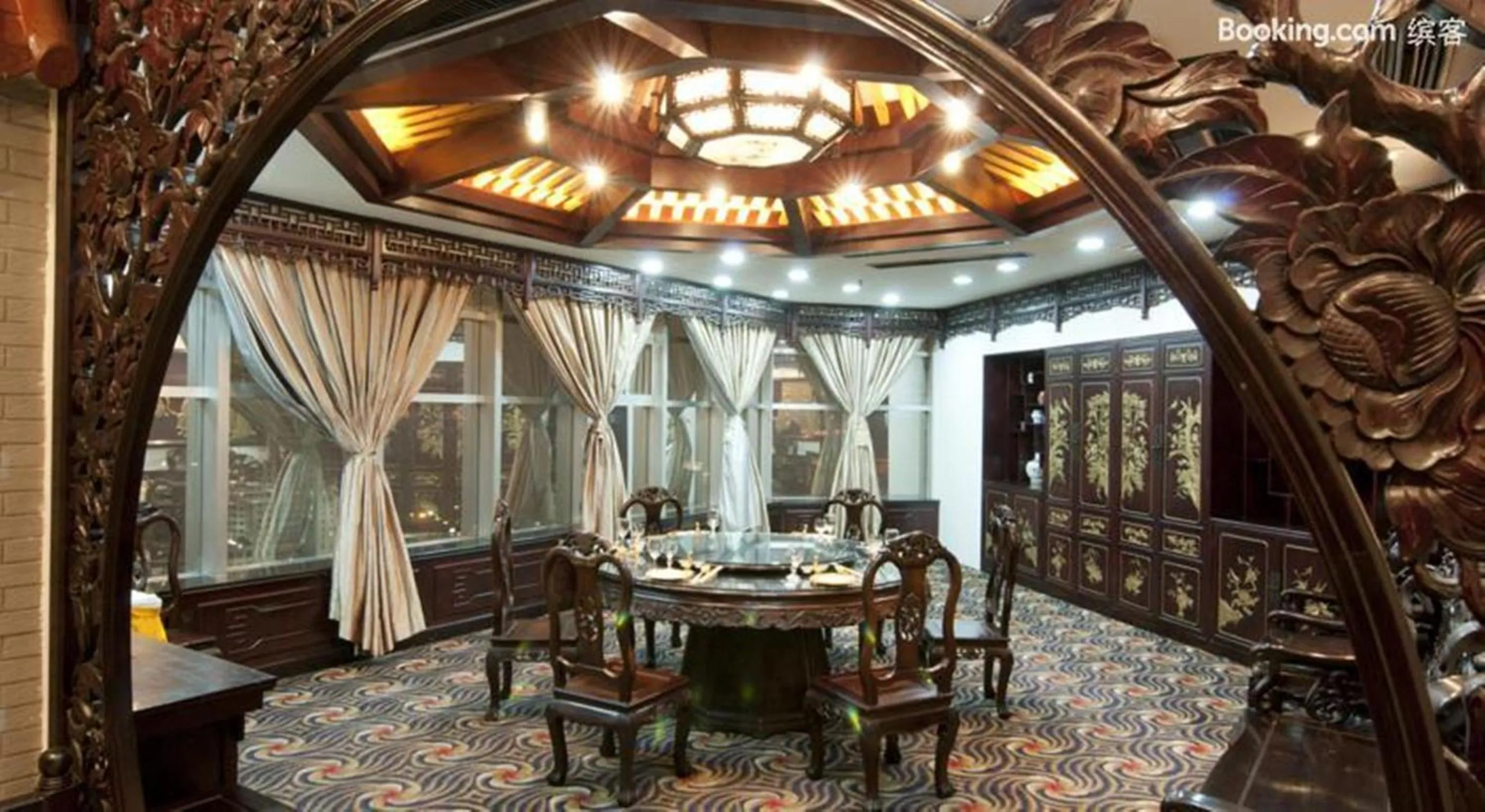 Restaurant/Places to Eat in Golden Port Hotel