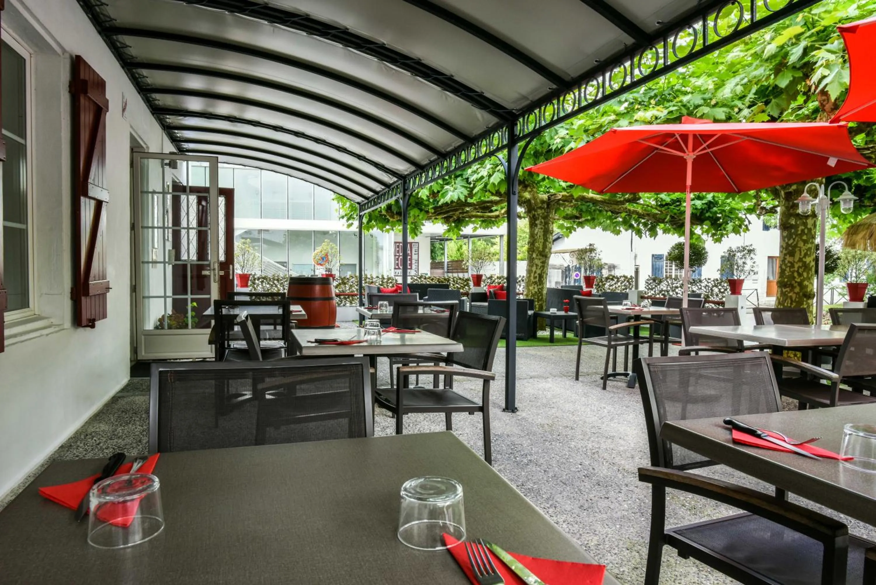 Patio in Hôtel Auberge l'Estanquet