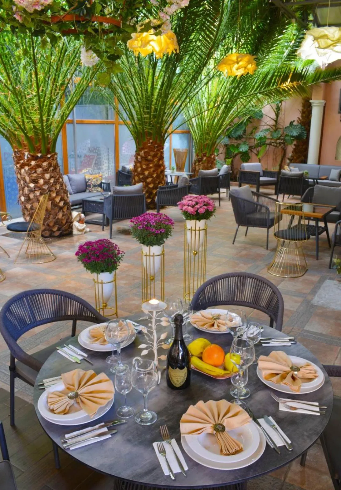 Restaurant/places to eat in Hotel BATS