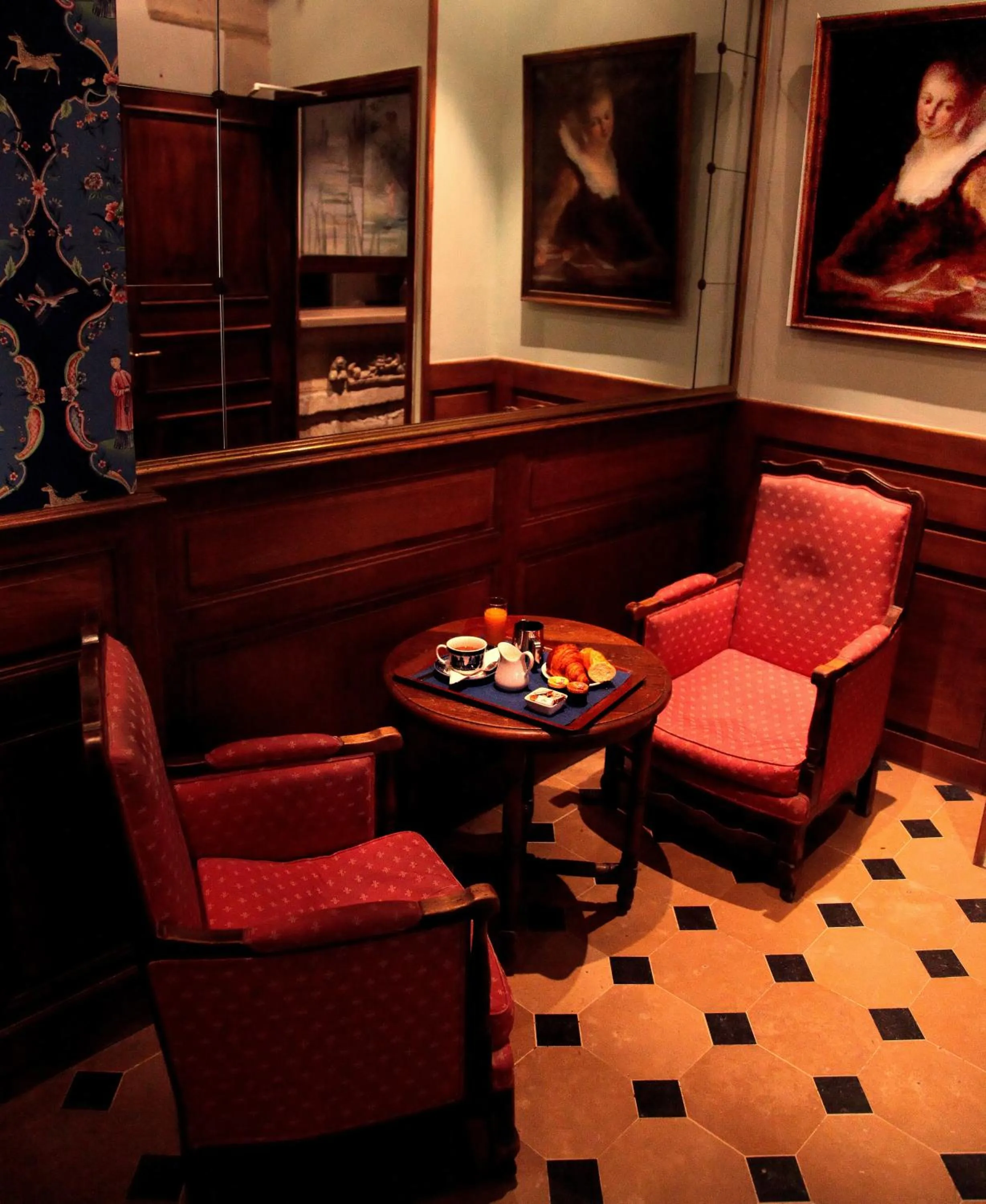 Communal lounge/ TV room in Hotel du Lys