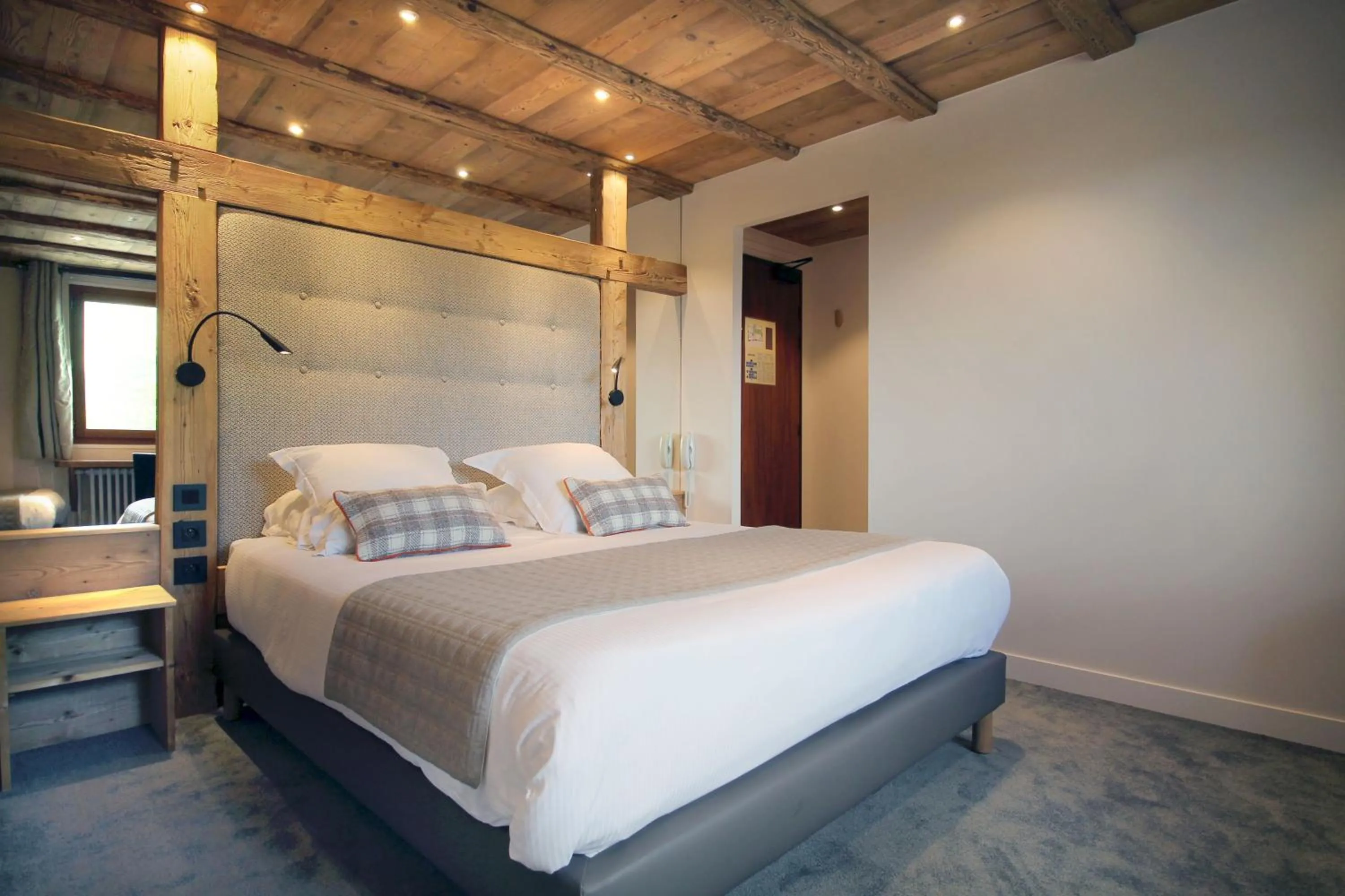 Bedroom, Bed in Hôtel du Crêt Rond