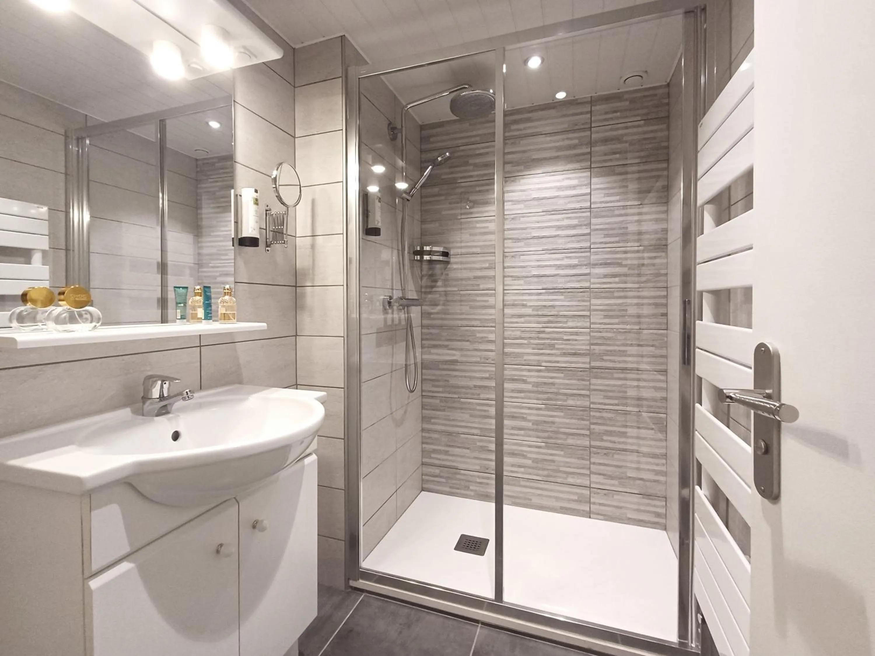 Bathroom in Hôtel du Crêt Rond