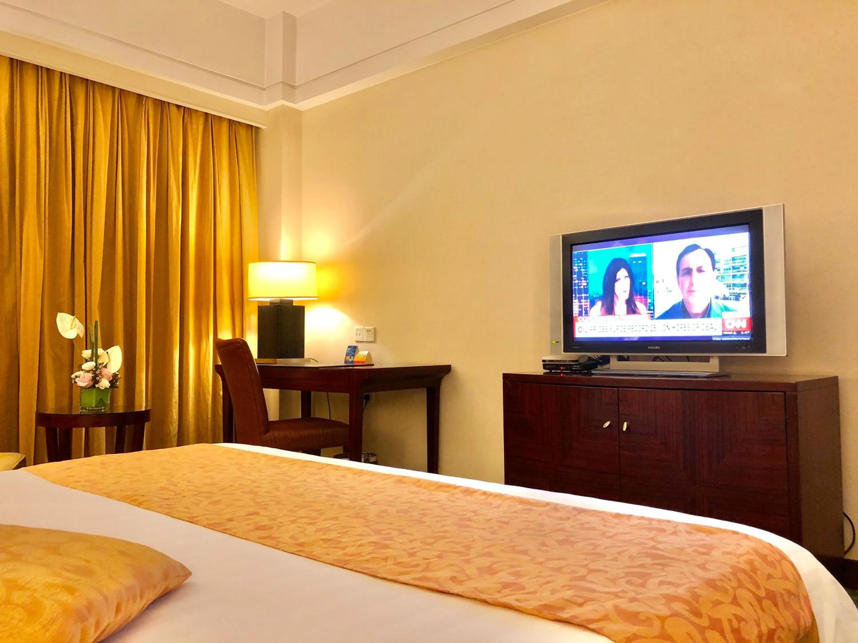 Communal lounge/ TV room, Bed in Ningbo Portman Plaza Hotel