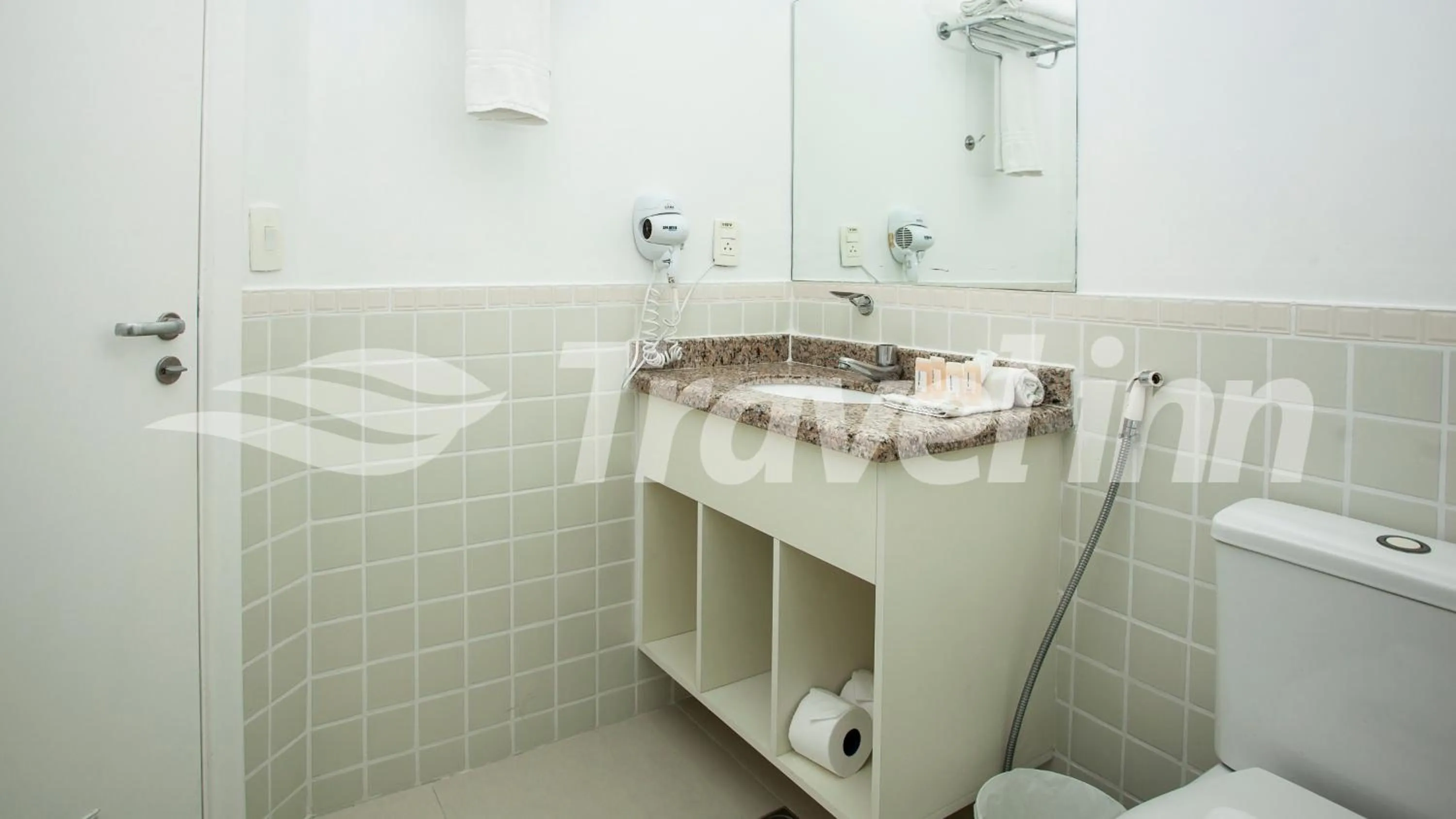 Shower in Travel Inn Flats Riviera