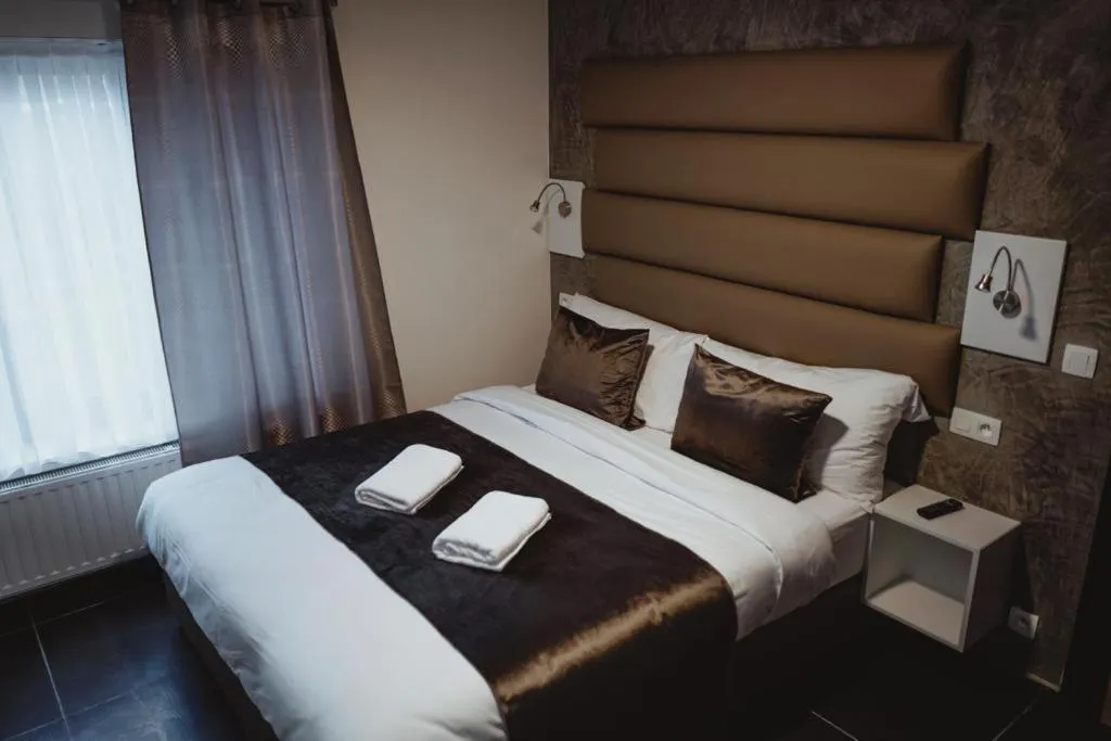 Bedroom, Bed in Hôtel onyx expo