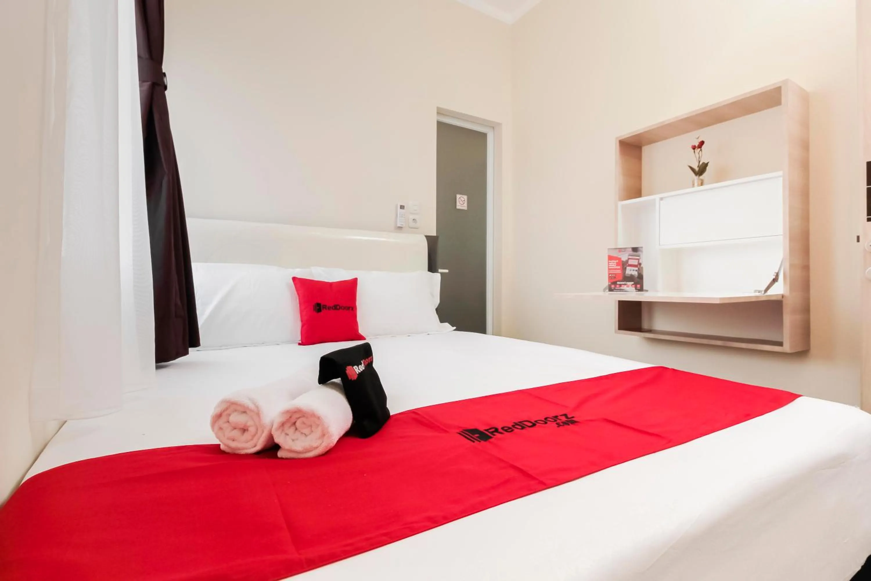 Bedroom, Bed in RedDoorz near Soekarno Hatta Airport