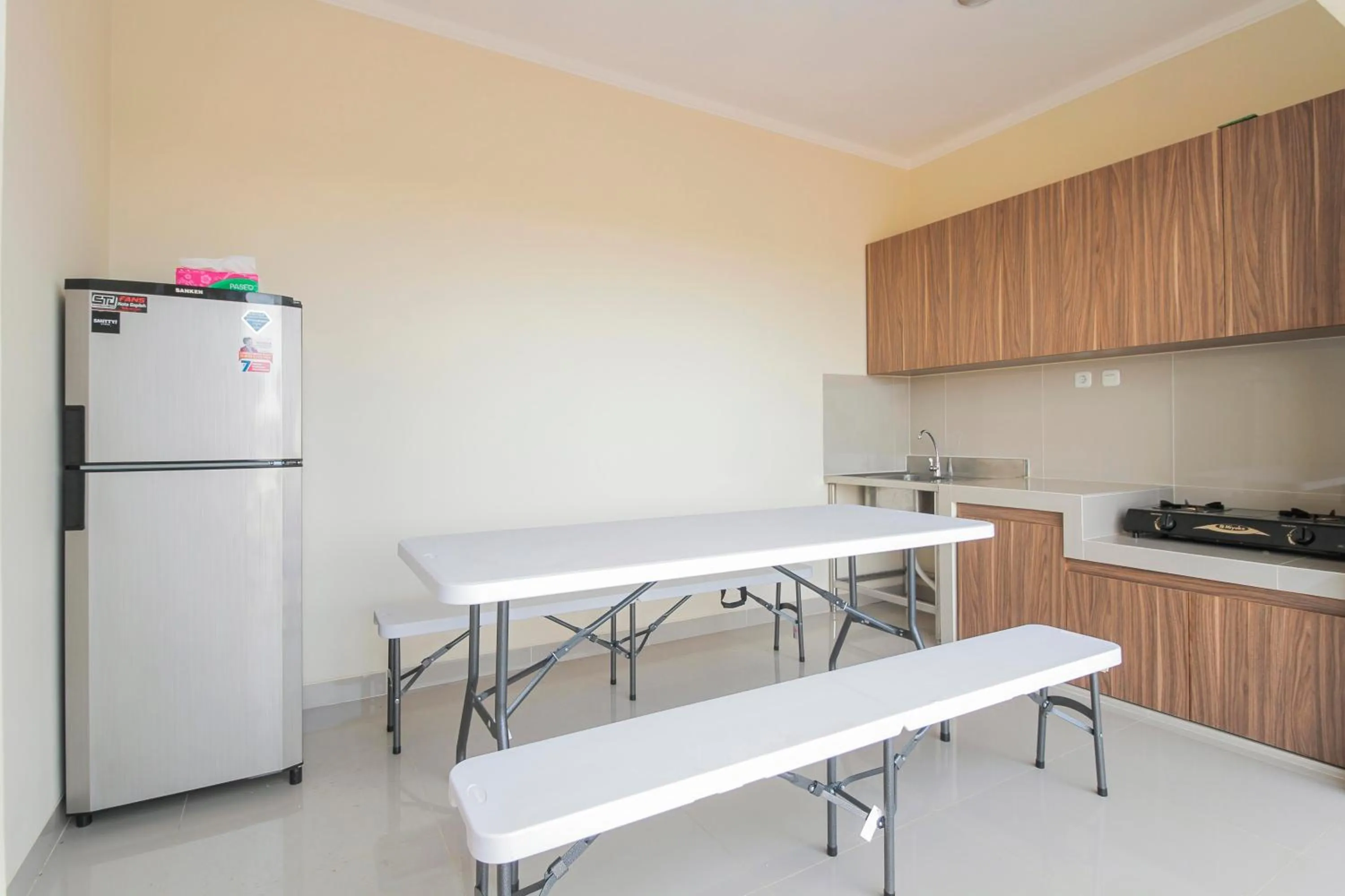 Communal kitchen in RedDoorz near Soekarno Hatta Airport