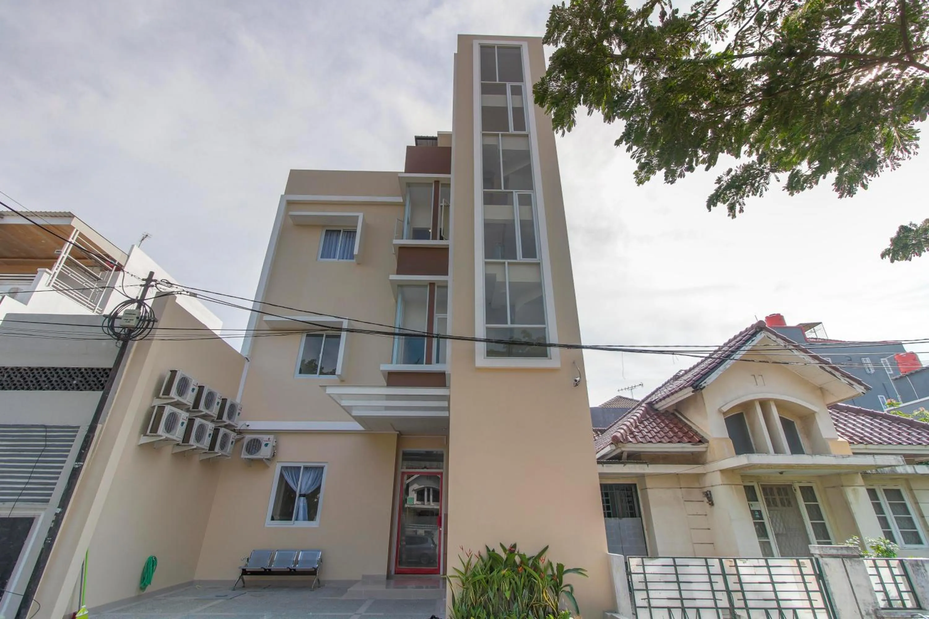 Facade/entrance in RedDoorz near Soekarno Hatta Airport