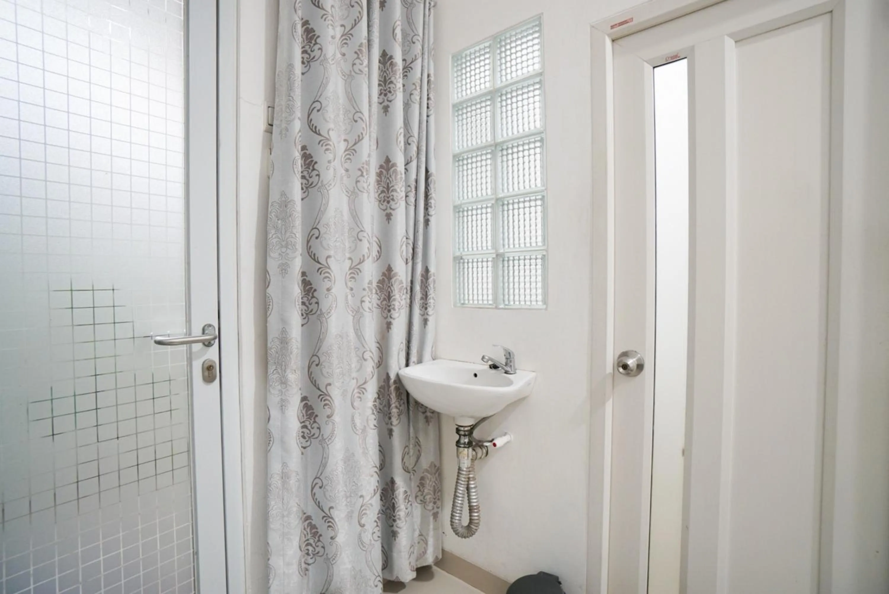 Shower in Griya Sawamah Syariah Mitra RedDoorz