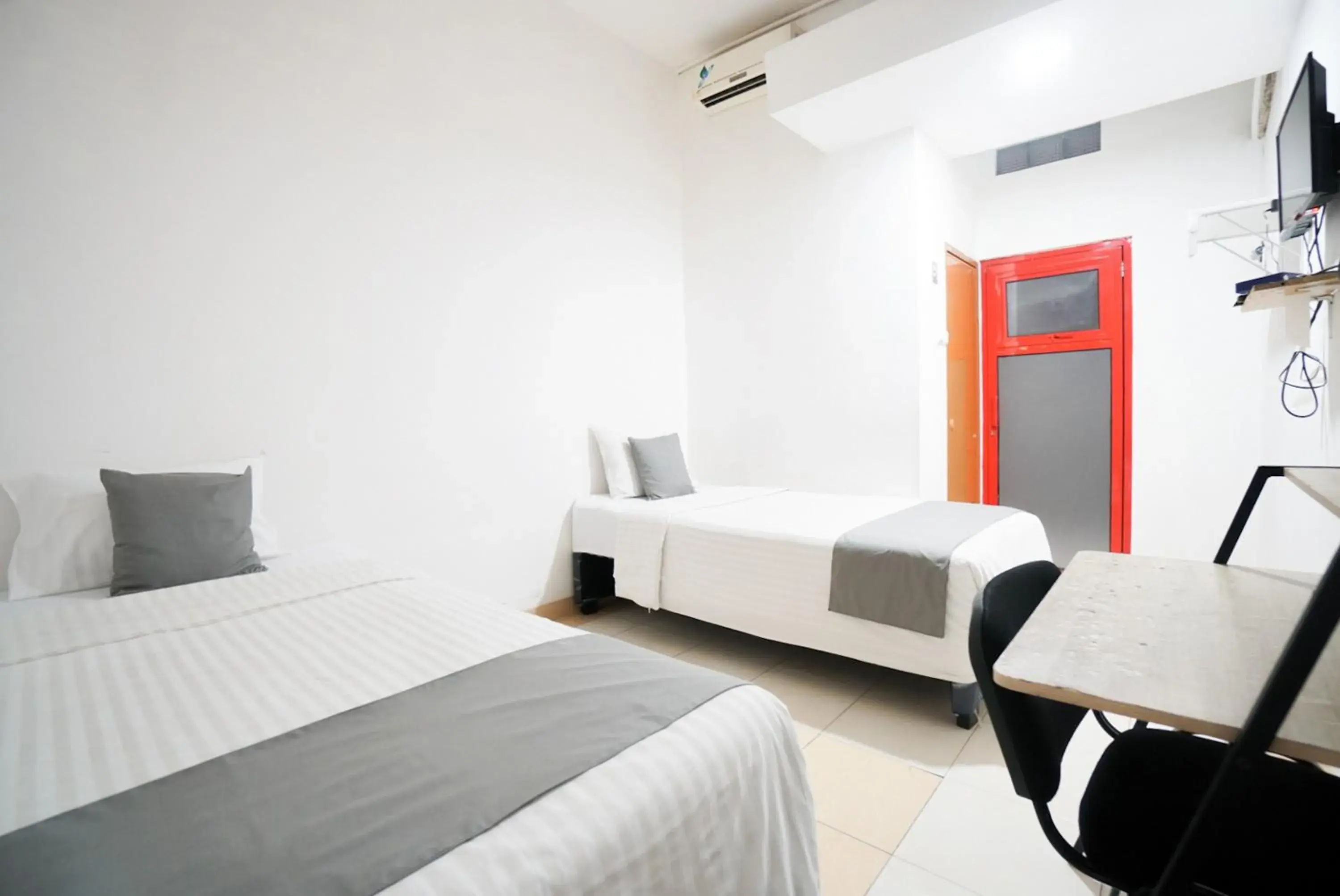 Twin Room in Griya Sawamah Syariah Mitra RedDoorz Twin Room in Griya Sawamah Syariah Mitra RedDoorz