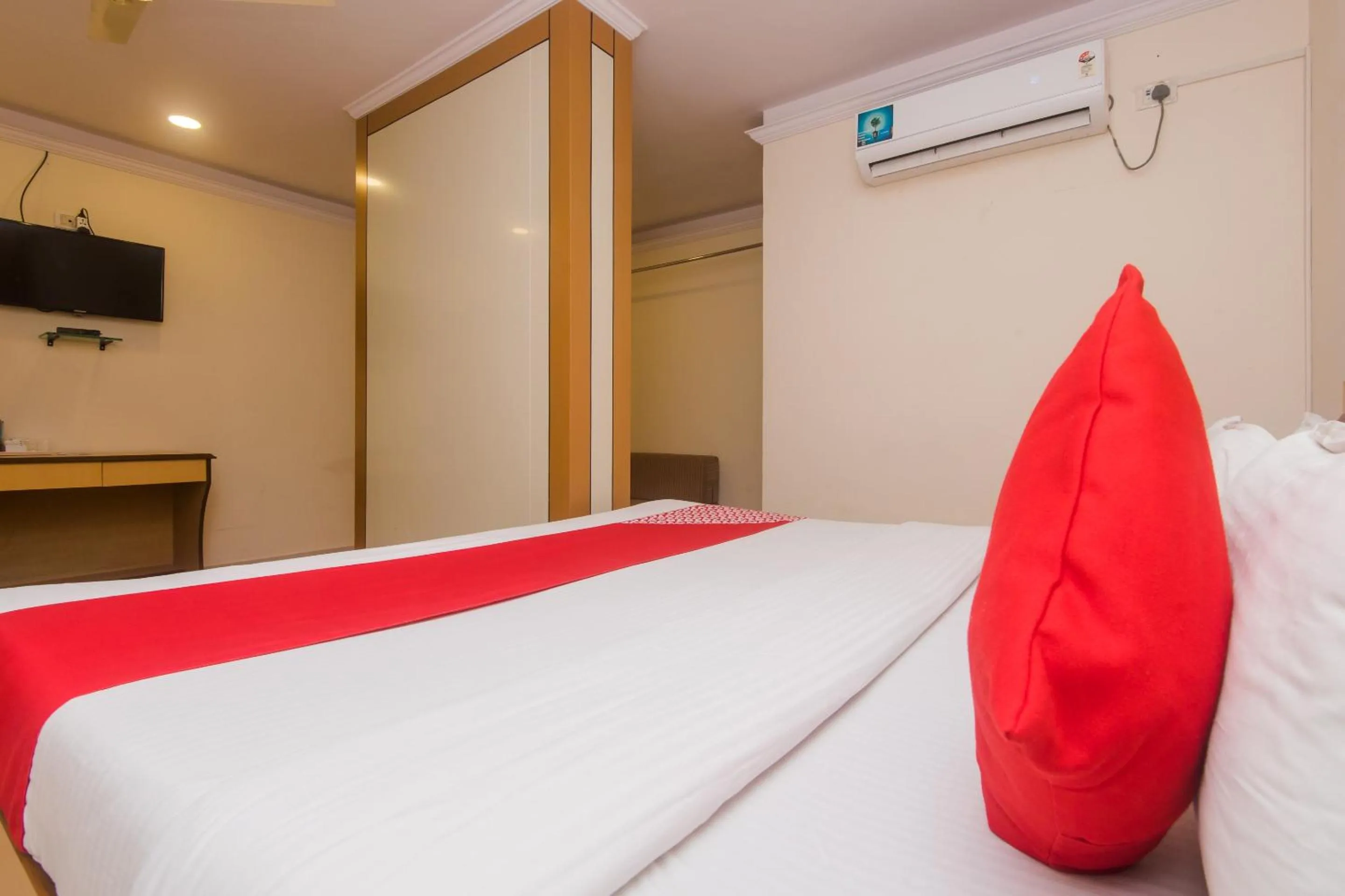 Bedroom, Bed in Capital O Orbit Inn Near Infiniti Mall