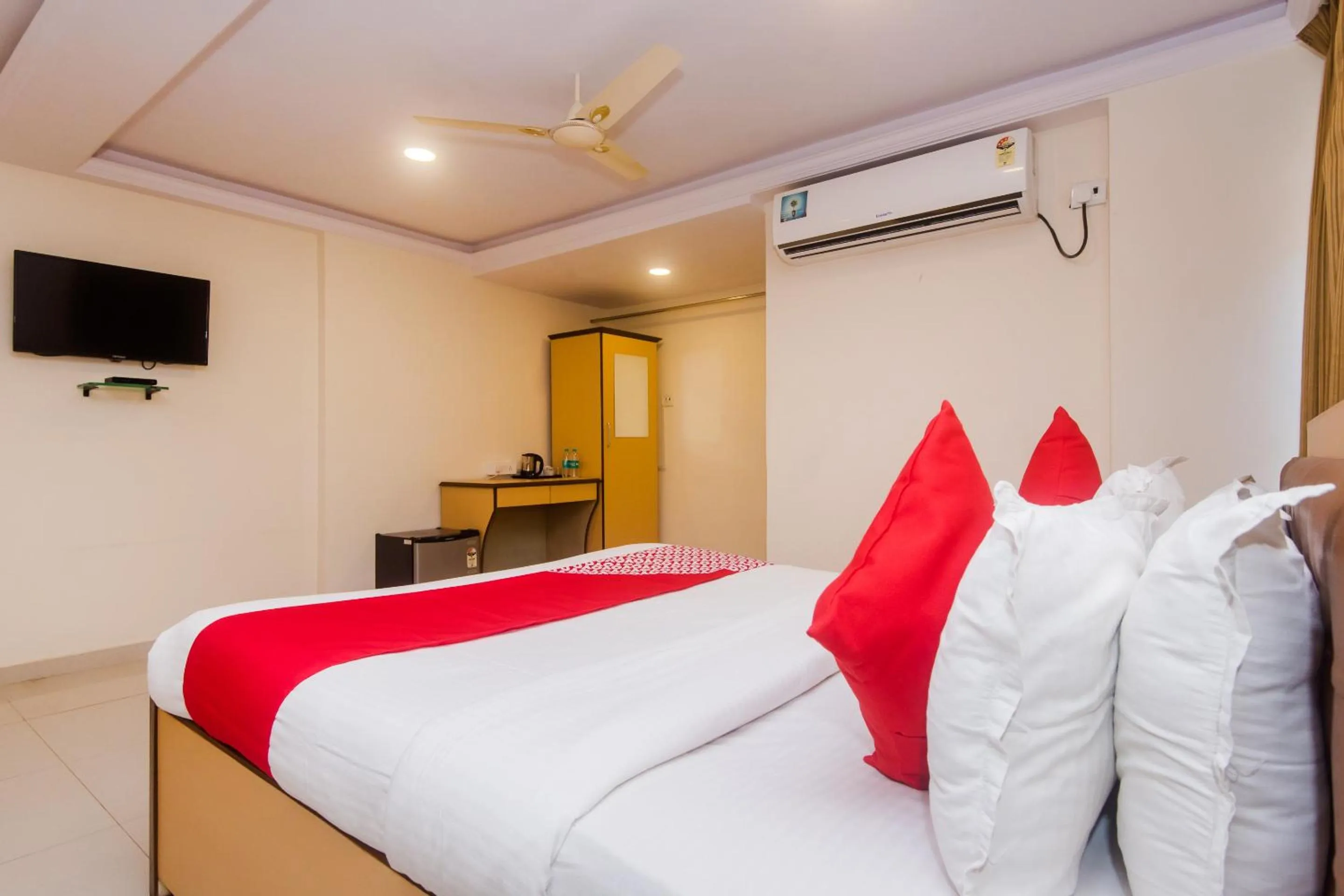 Bedroom, Bed in Capital O Orbit Inn Near Infiniti Mall