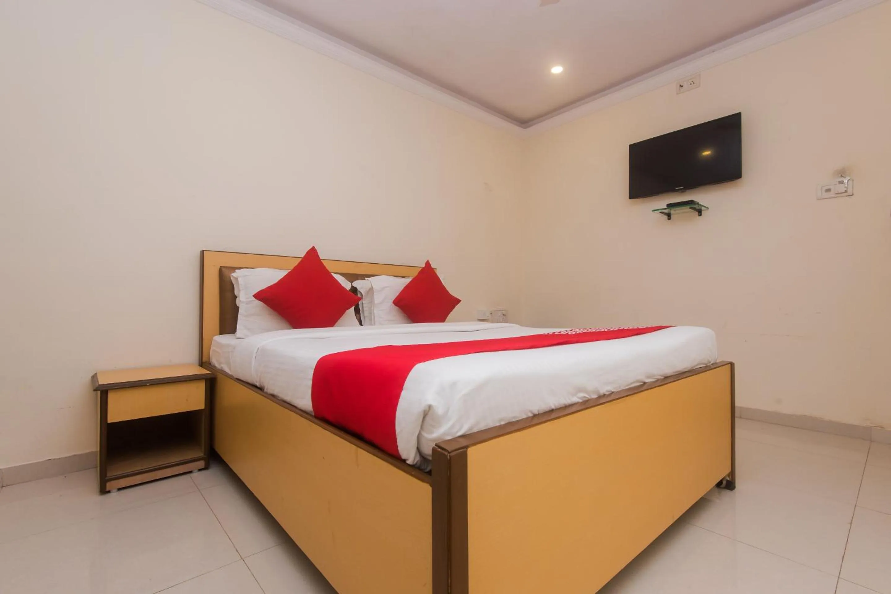 Bedroom, Bed in Capital O Orbit Inn Near Infiniti Mall