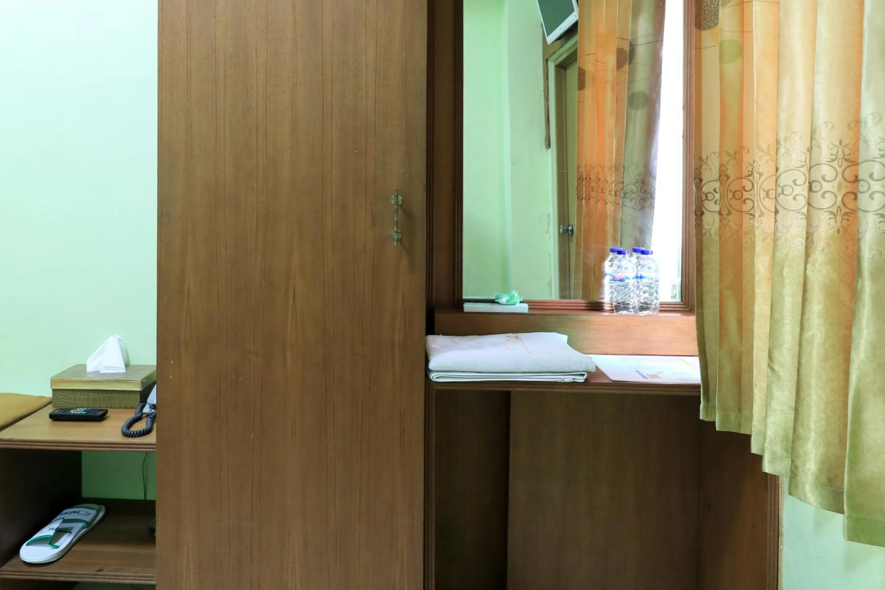 Standard Single Room in Hotel Prisma Mitra RedDoorz