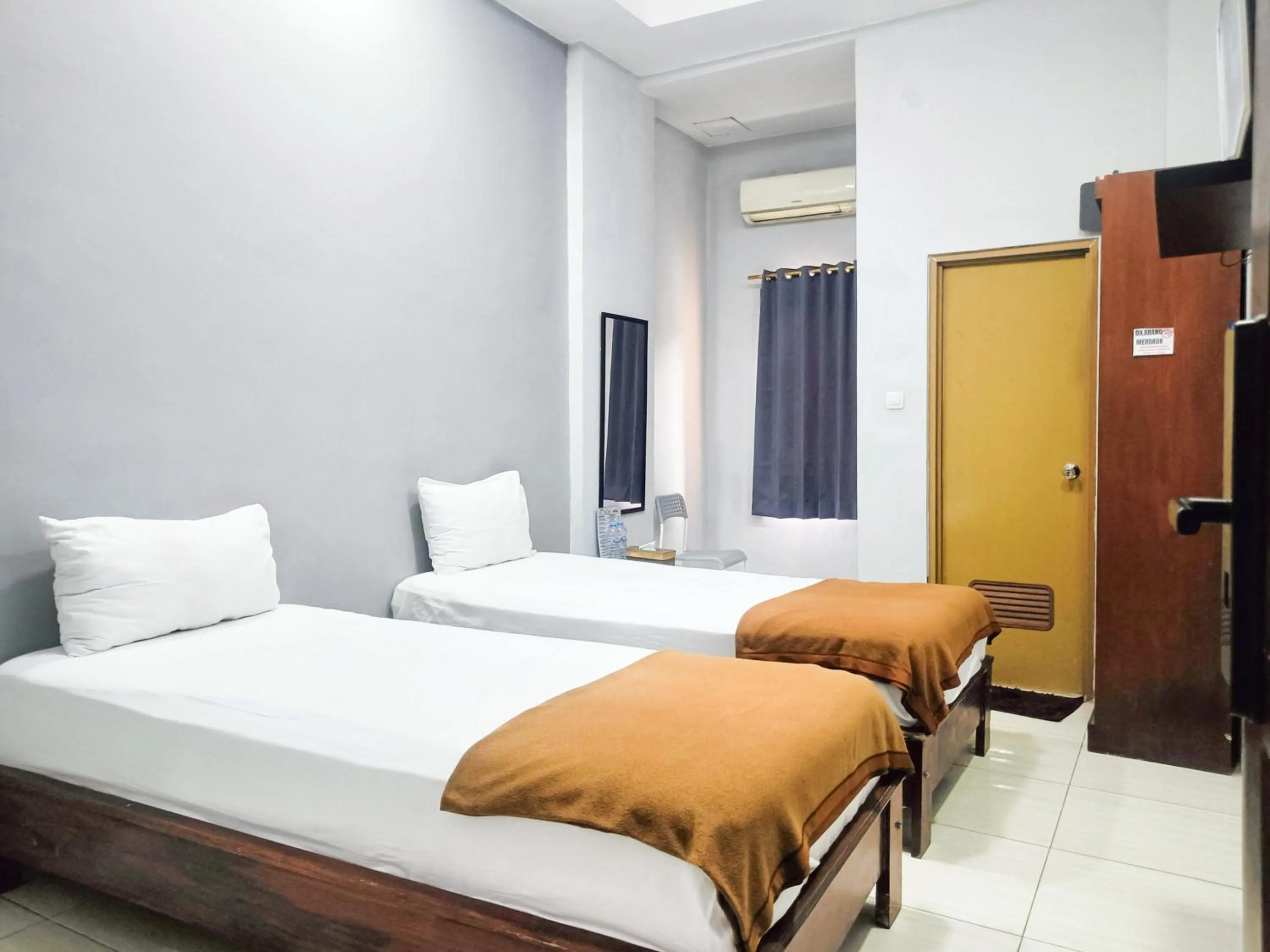 Bedroom, Bed in Hotel Prisma Mitra RedDoorz