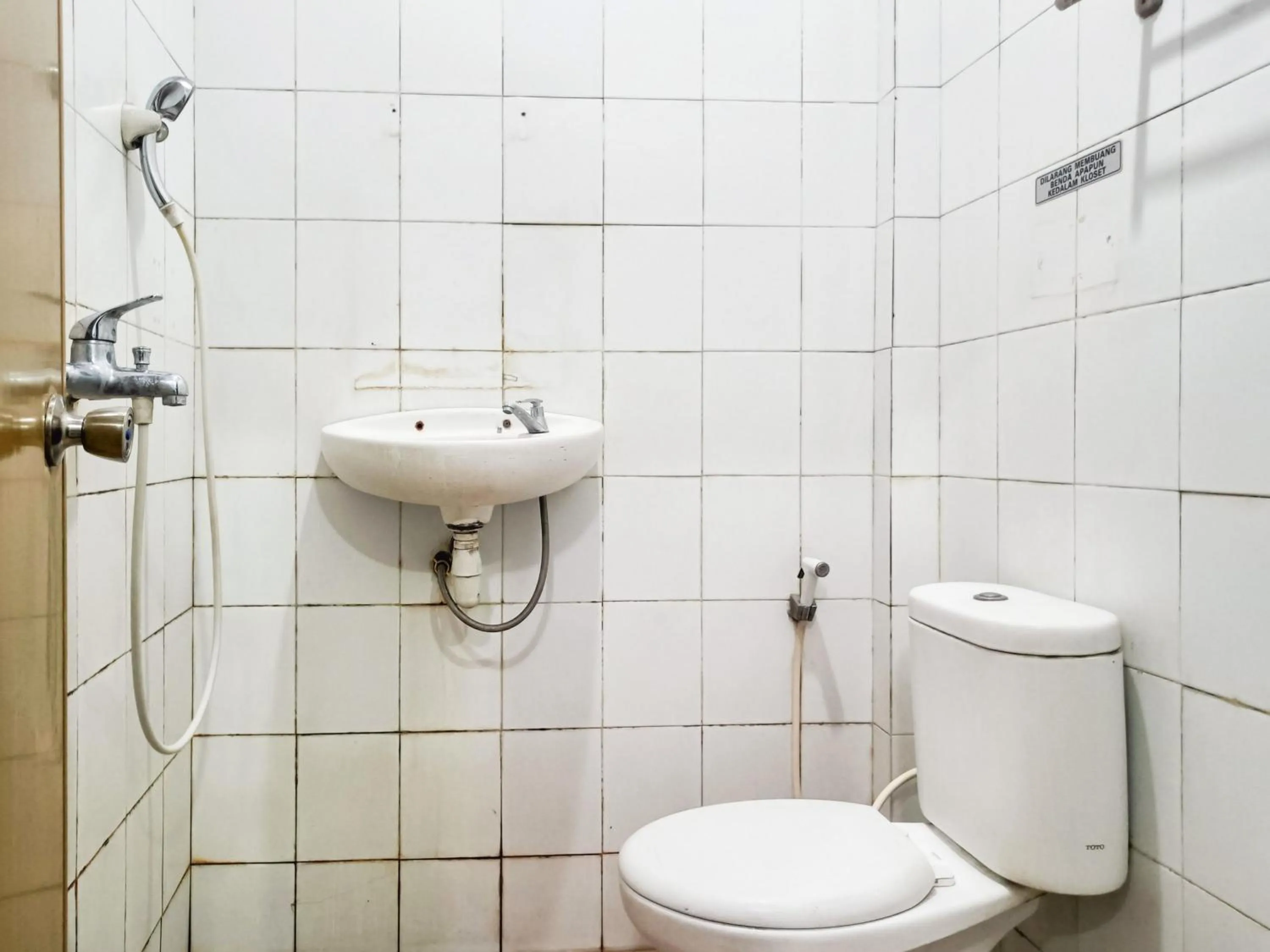 Bathroom in Hotel Prisma Mitra RedDoorz