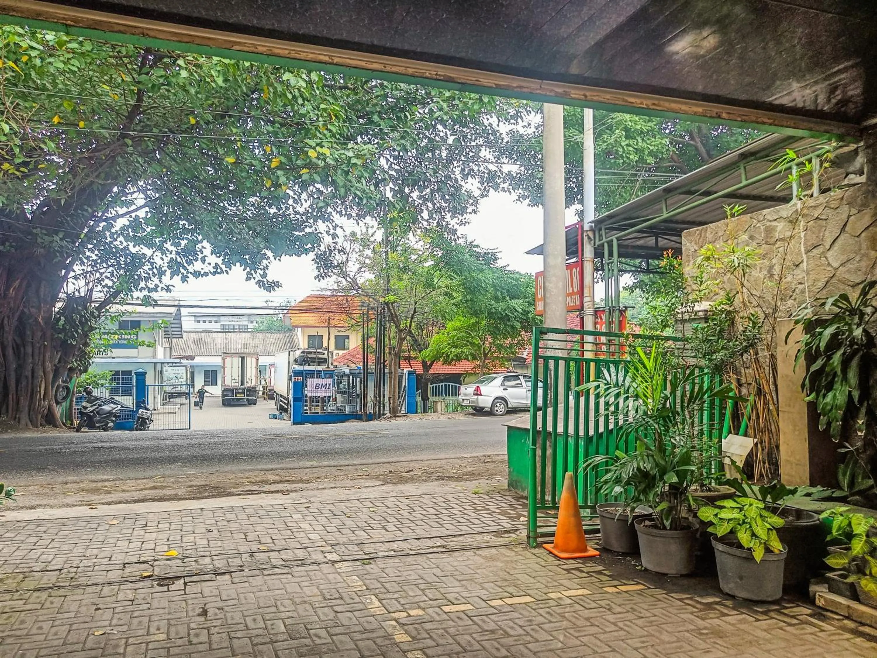 Facade/entrance in Hotel Prisma Mitra RedDoorz