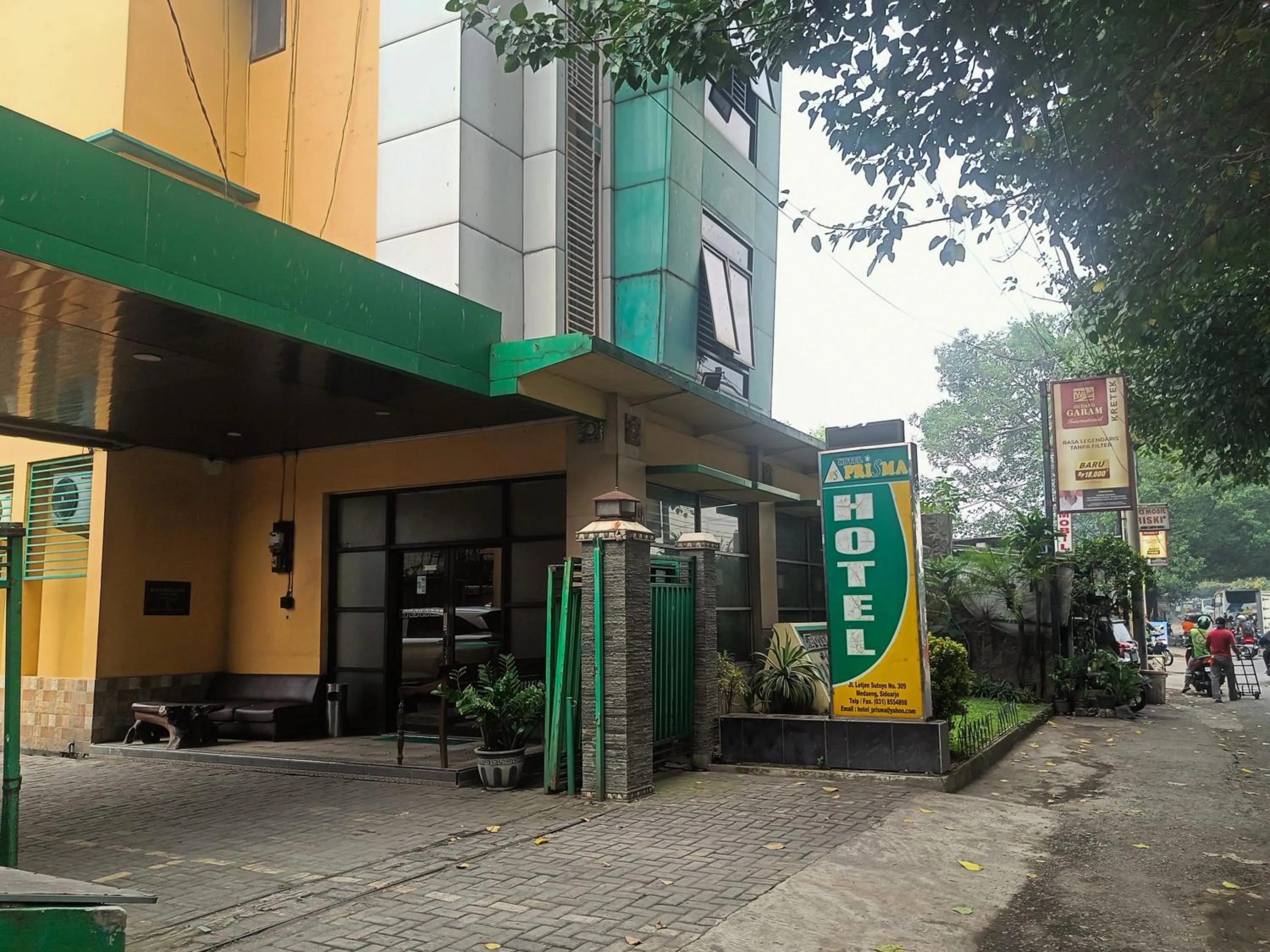 Facade/entrance in Hotel Prisma Mitra RedDoorz