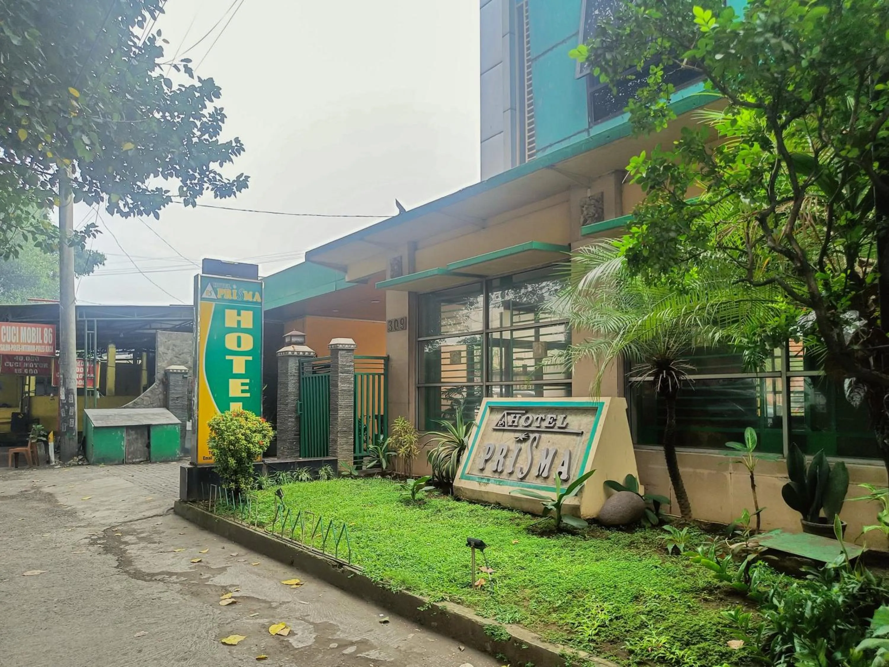 Property building in Hotel Prisma Mitra RedDoorz