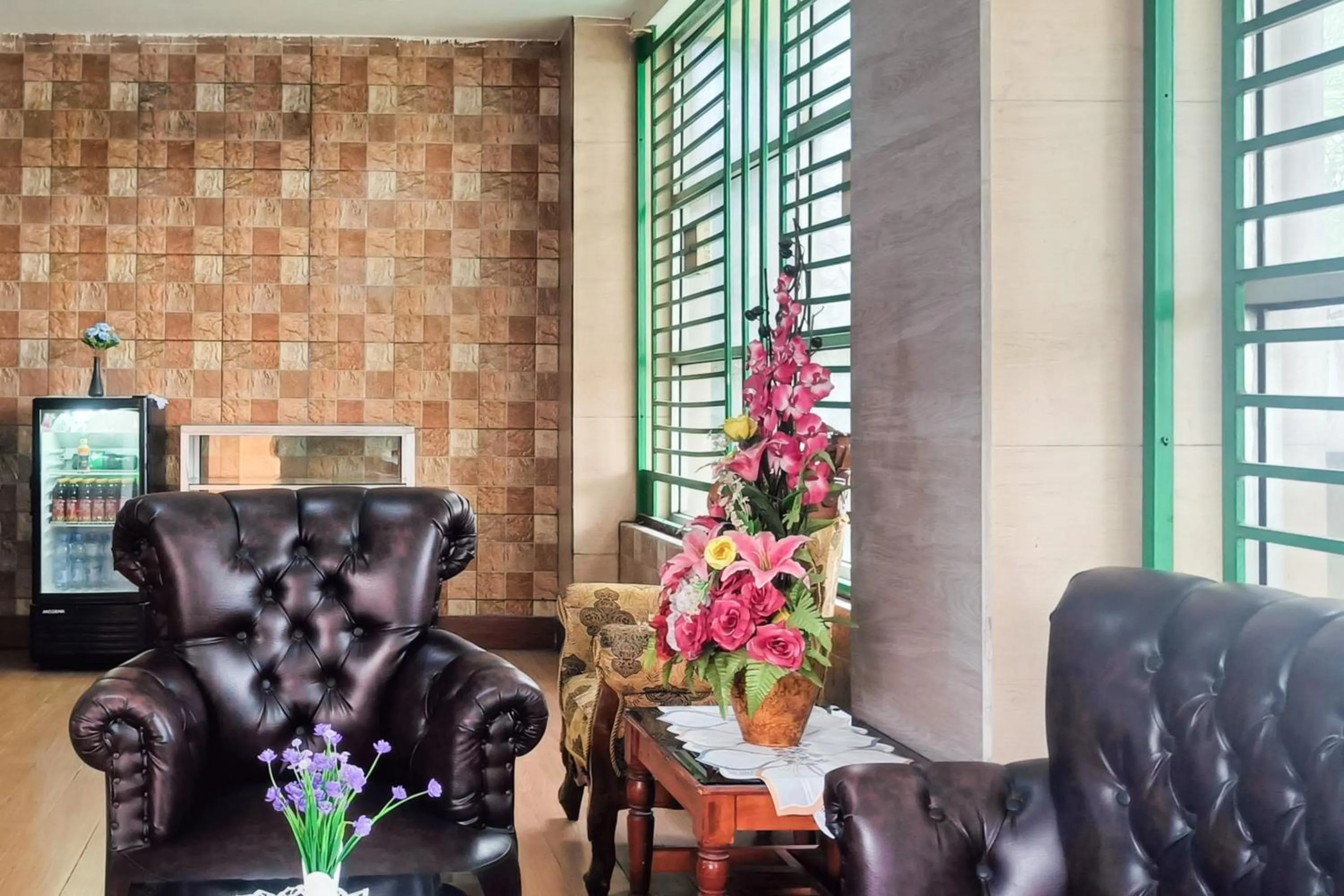 Seating area in Hotel Prisma Mitra RedDoorz