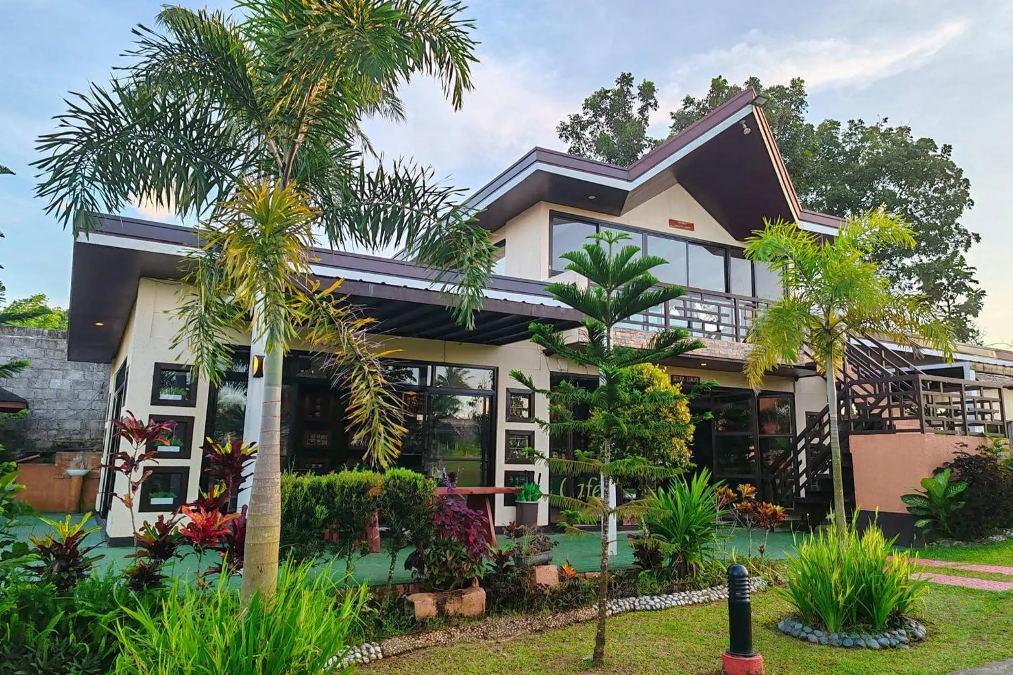 Restaurant/places to eat in A&A Garden Suites