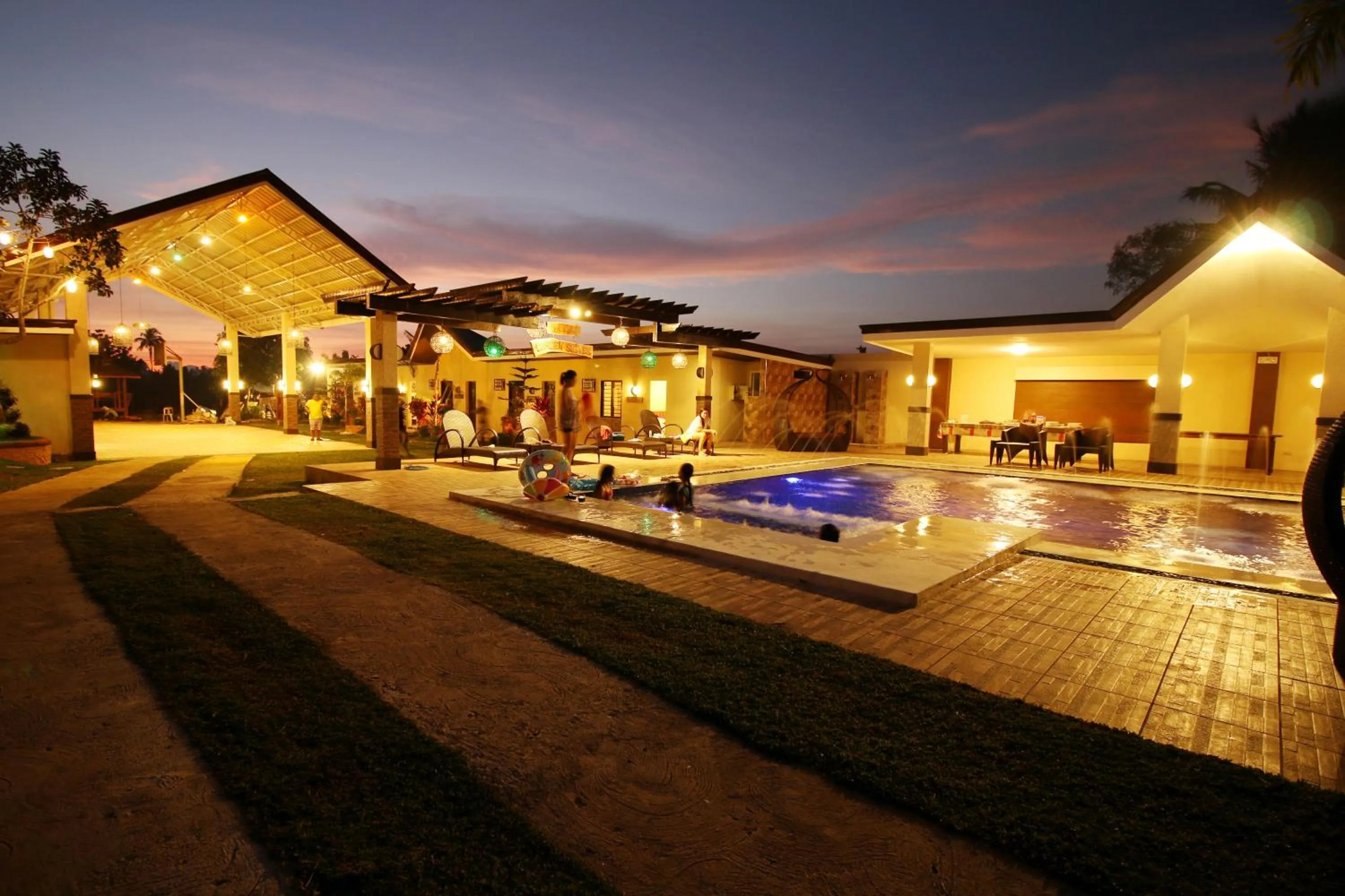 Night in A&A Garden Suites