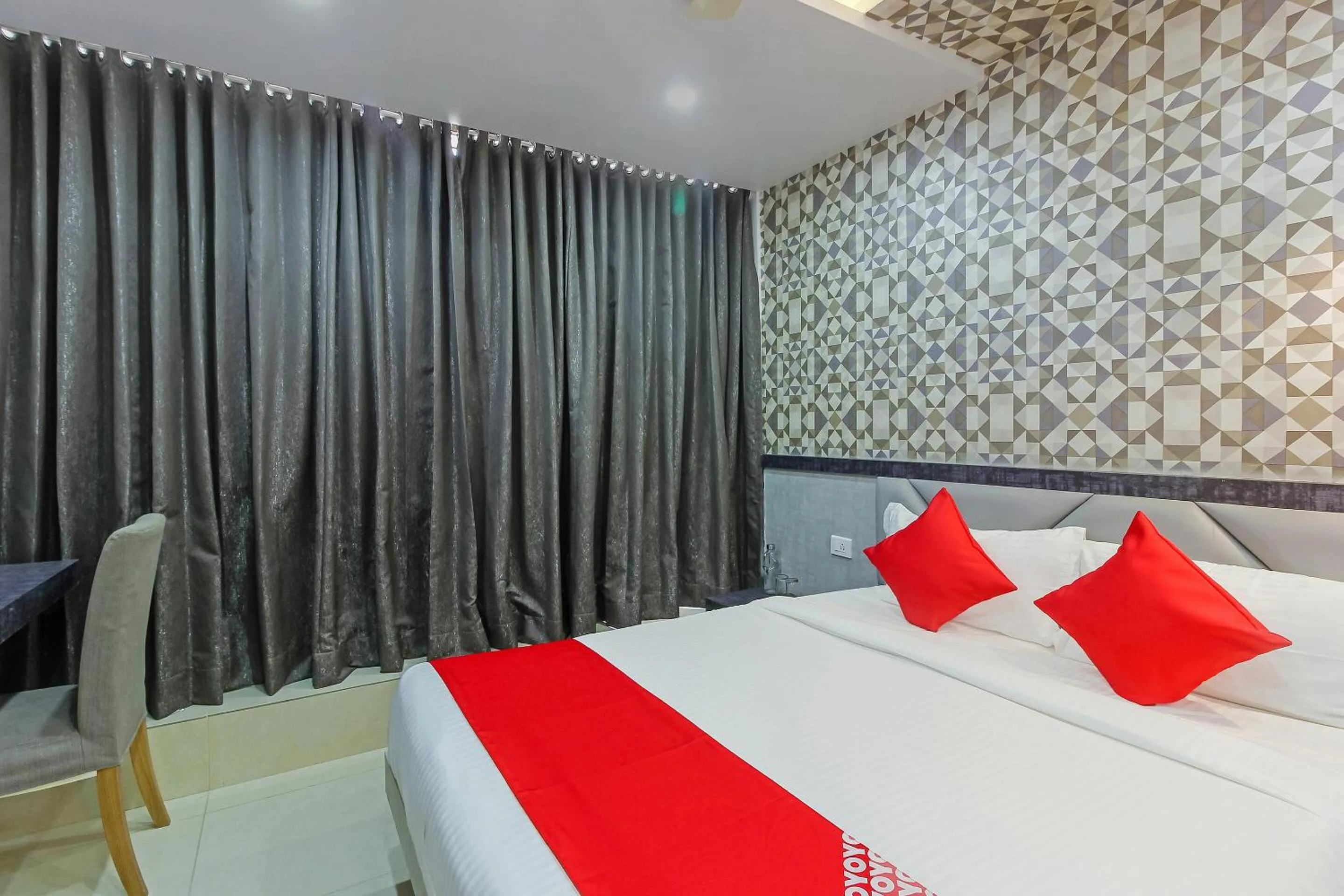 Facade/entrance, Bed in Capital O Hoysala Inn