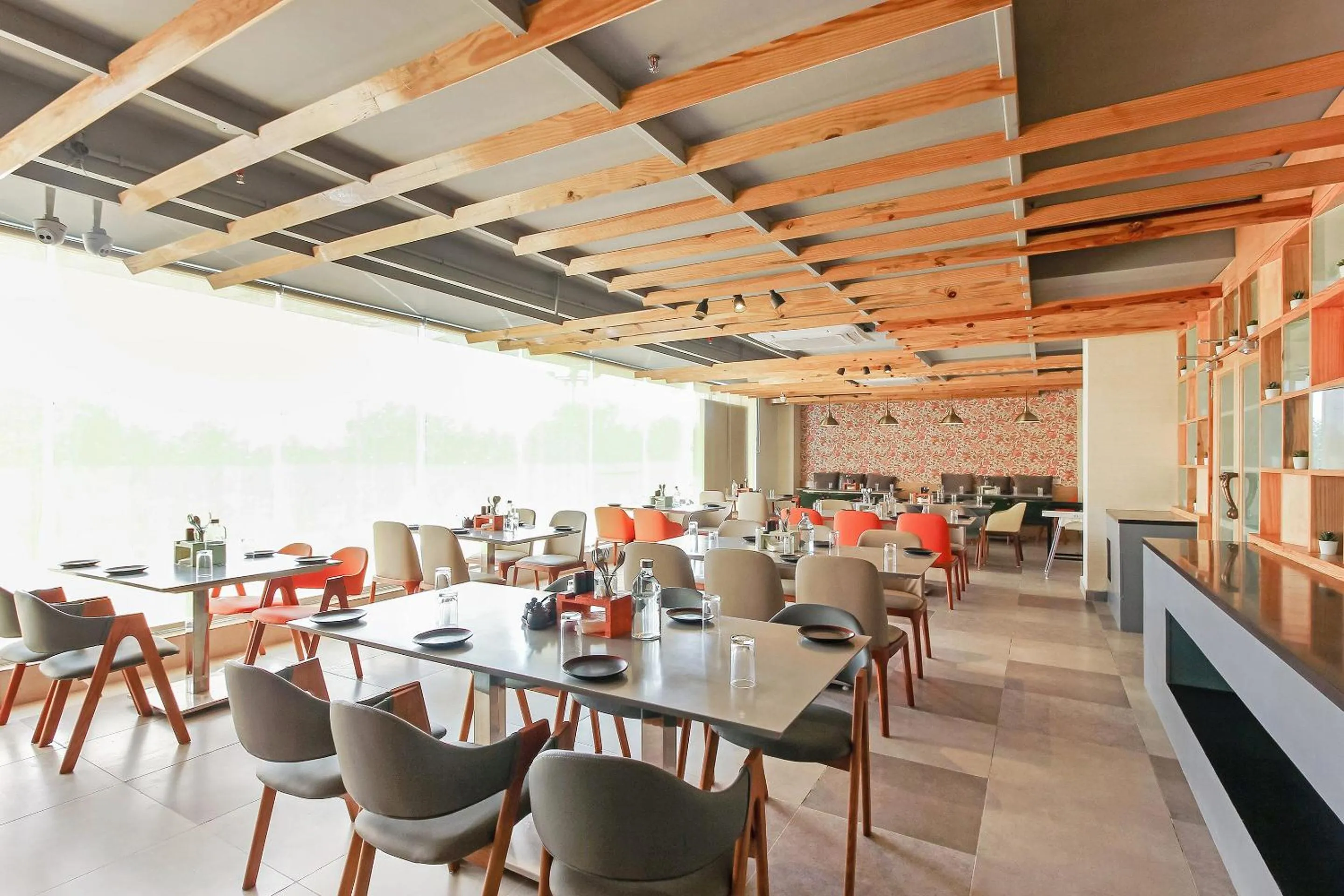 Restaurant/places to eat in Capital O Hoysala Inn