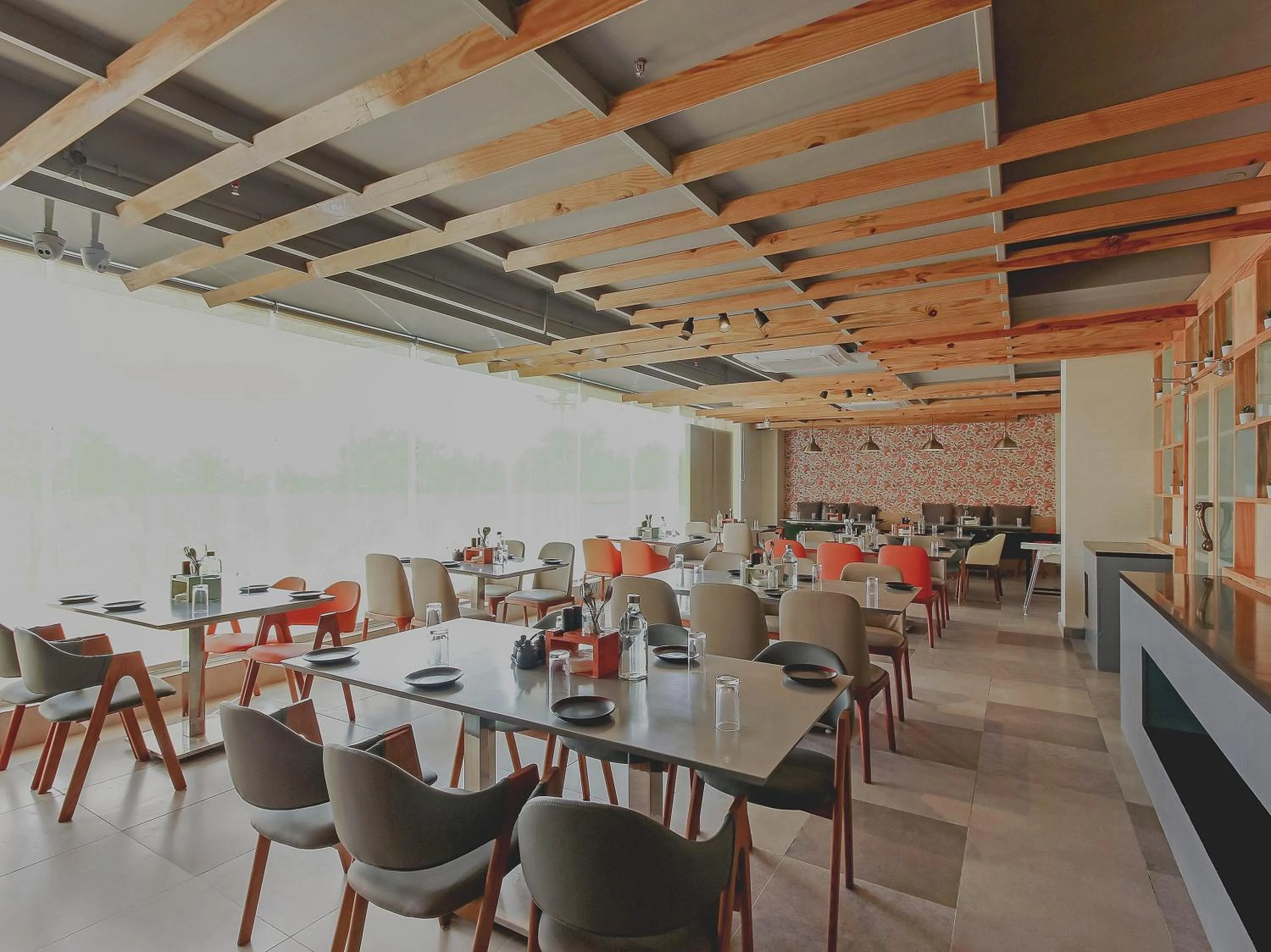 Restaurant/places to eat in Capital O Hoysala Inn