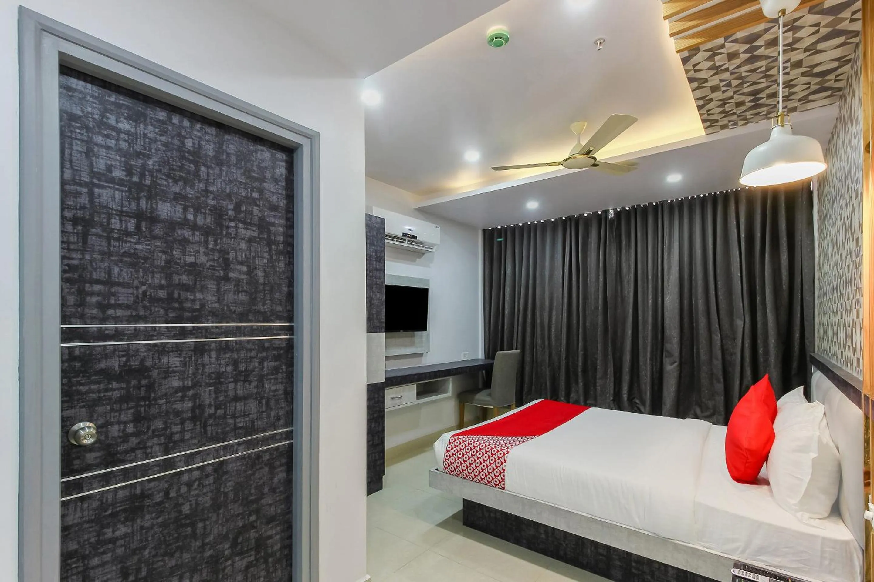 Facade/entrance, Bed in Capital O Hoysala Inn