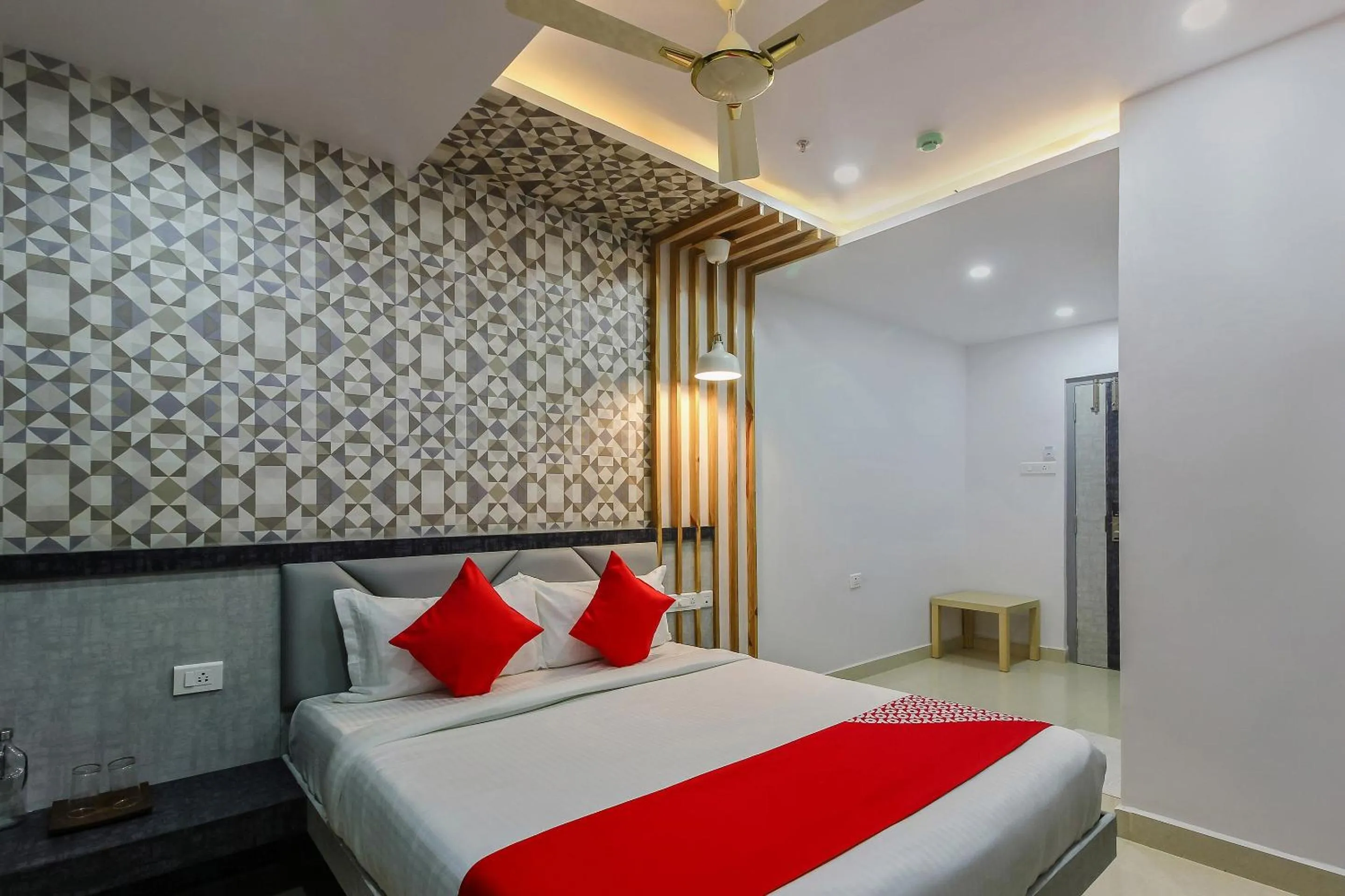 Facade/entrance, Bed in Capital O Hoysala Inn