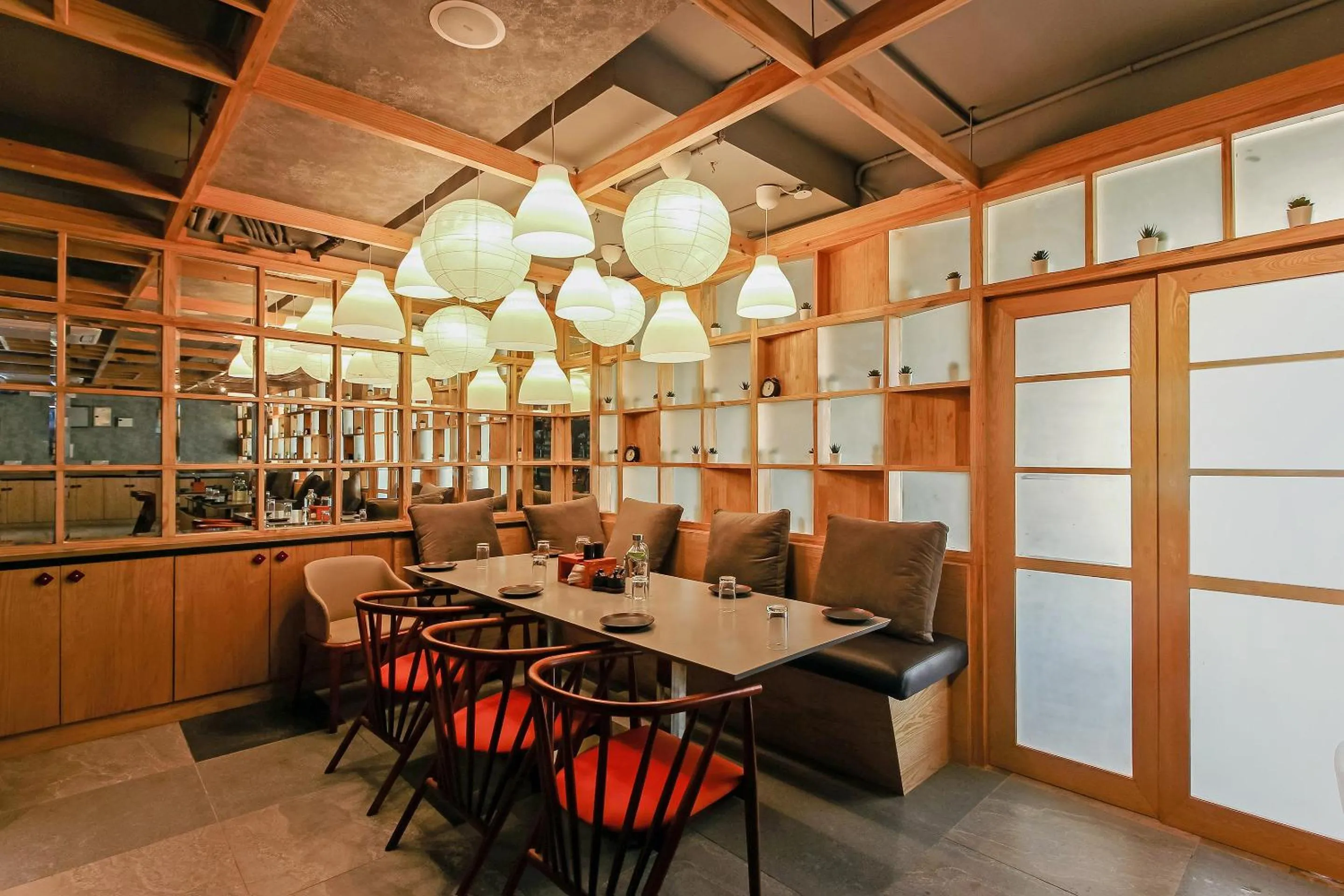 Restaurant/places to eat in Capital O Hoysala Inn