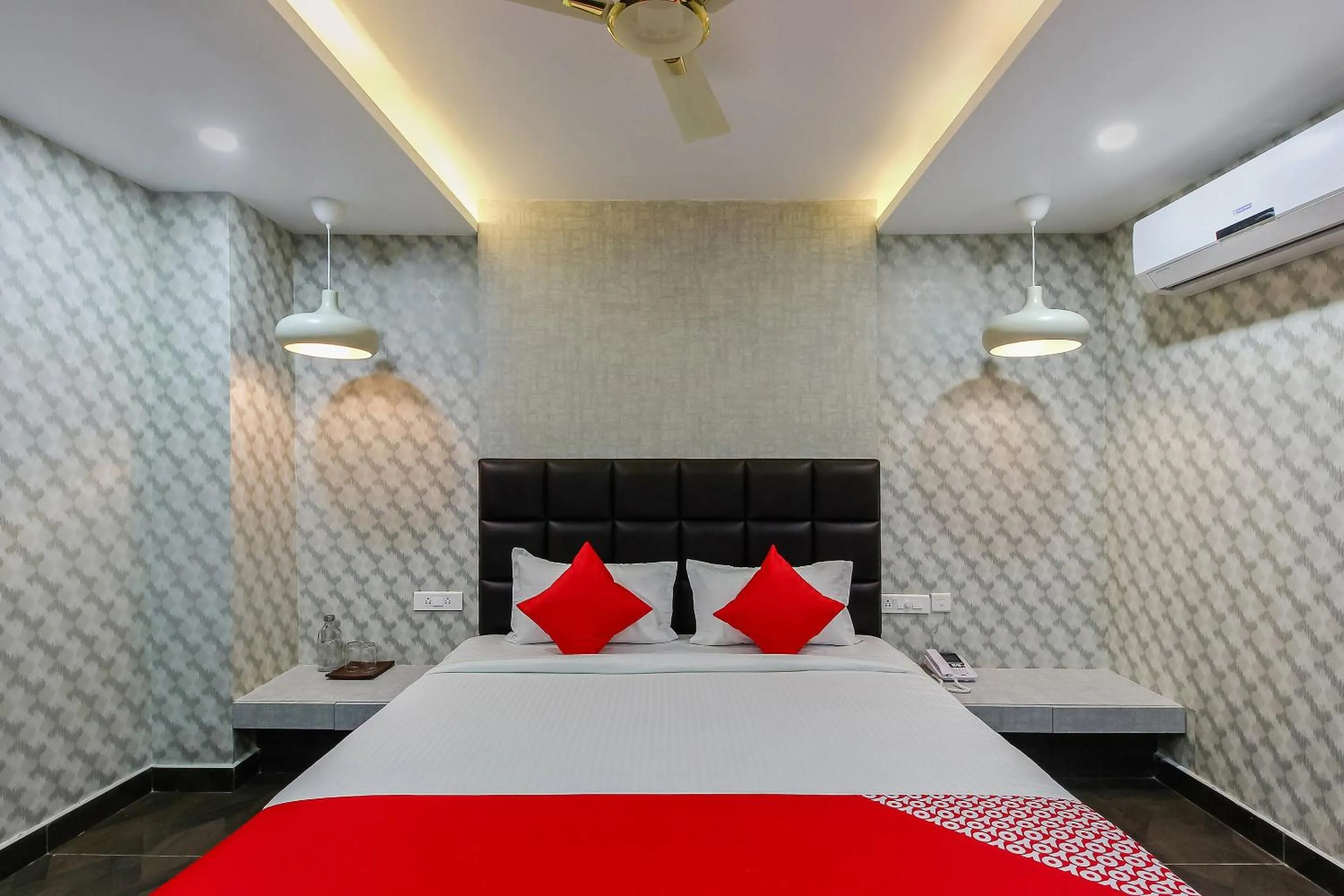 Facade/entrance, Bed in Capital O Hoysala Inn