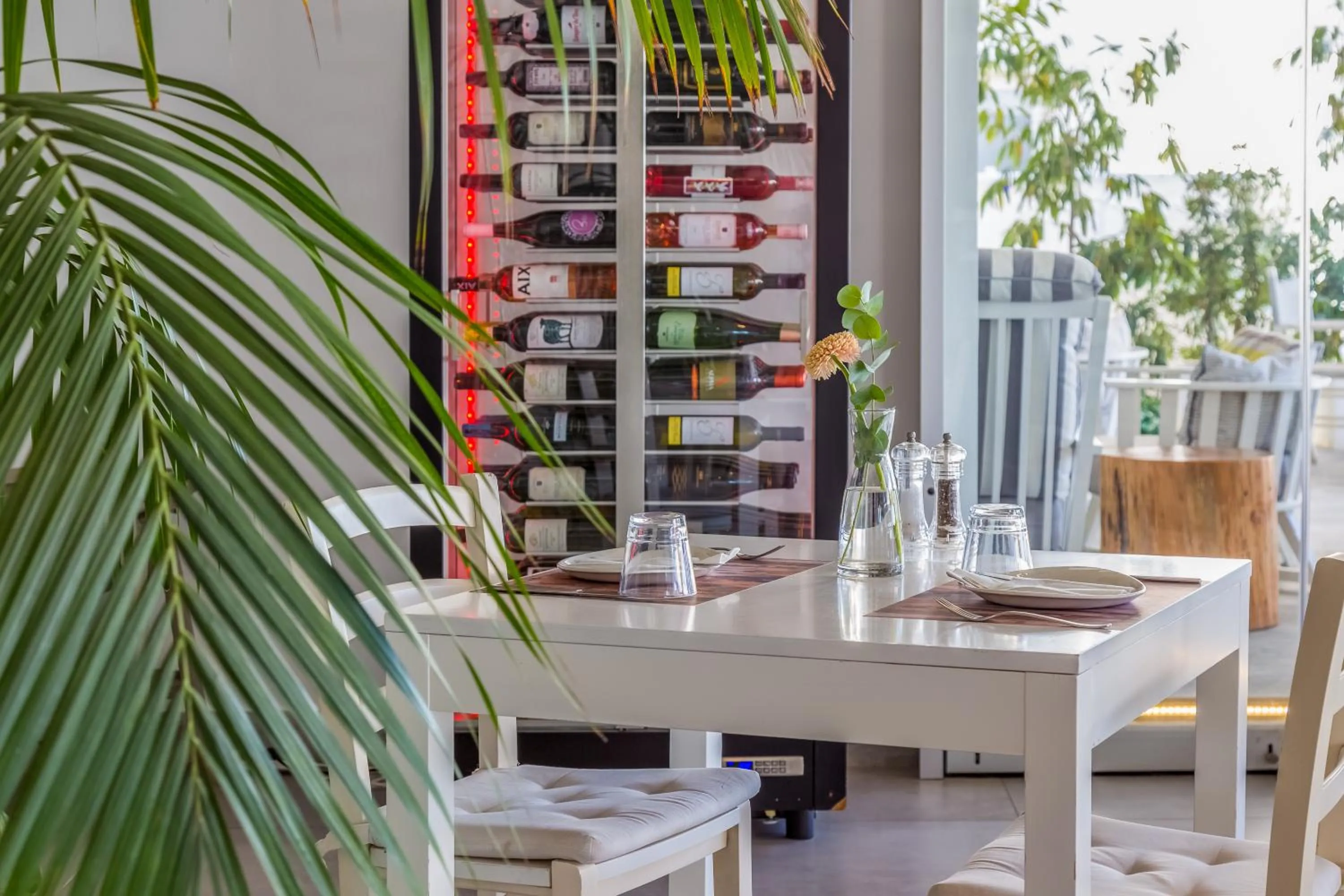 Restaurant/places to eat in Island Boutique Hotel