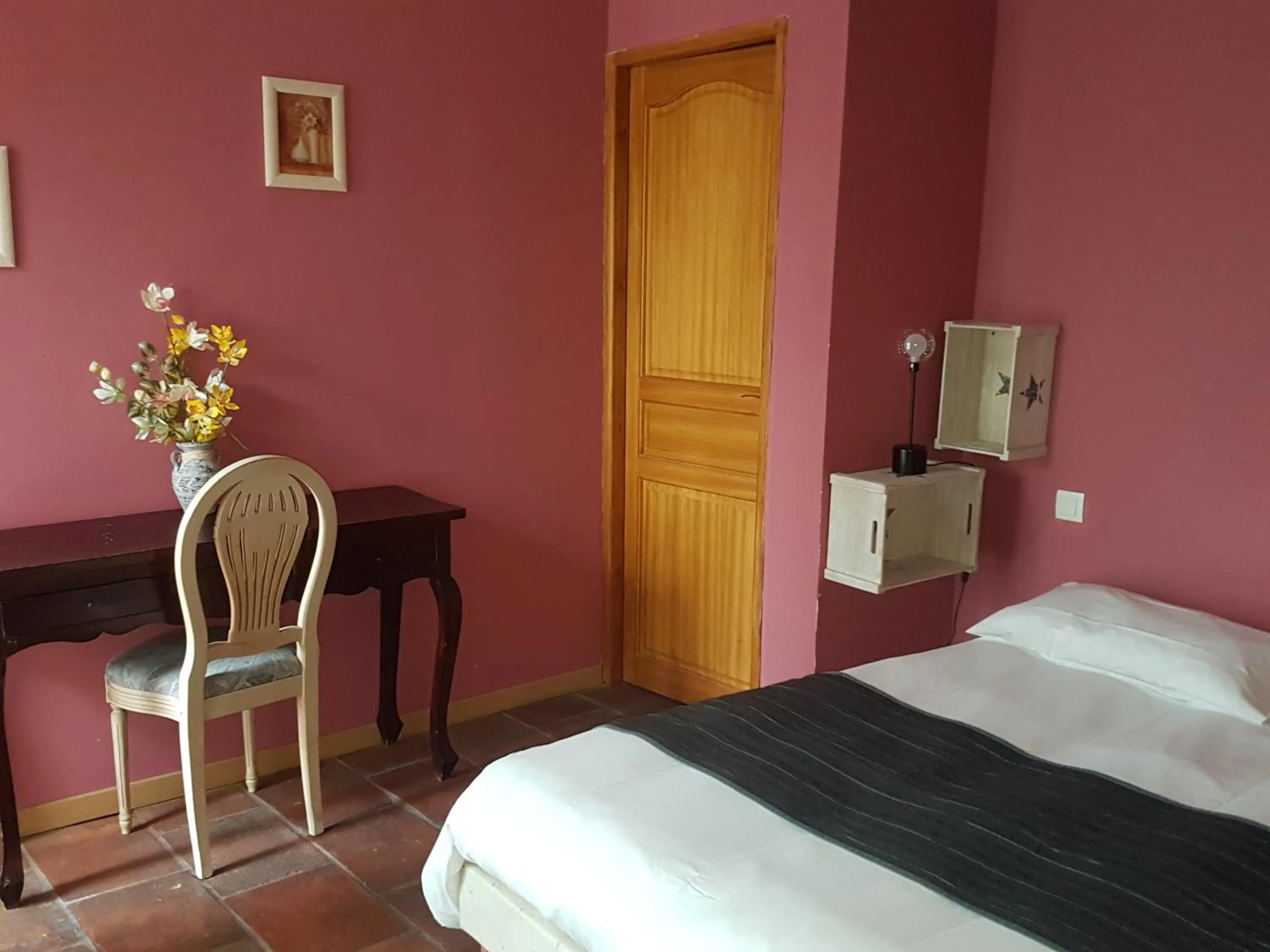 Bed in L'ALCOVE HOTEL RESTAURANT