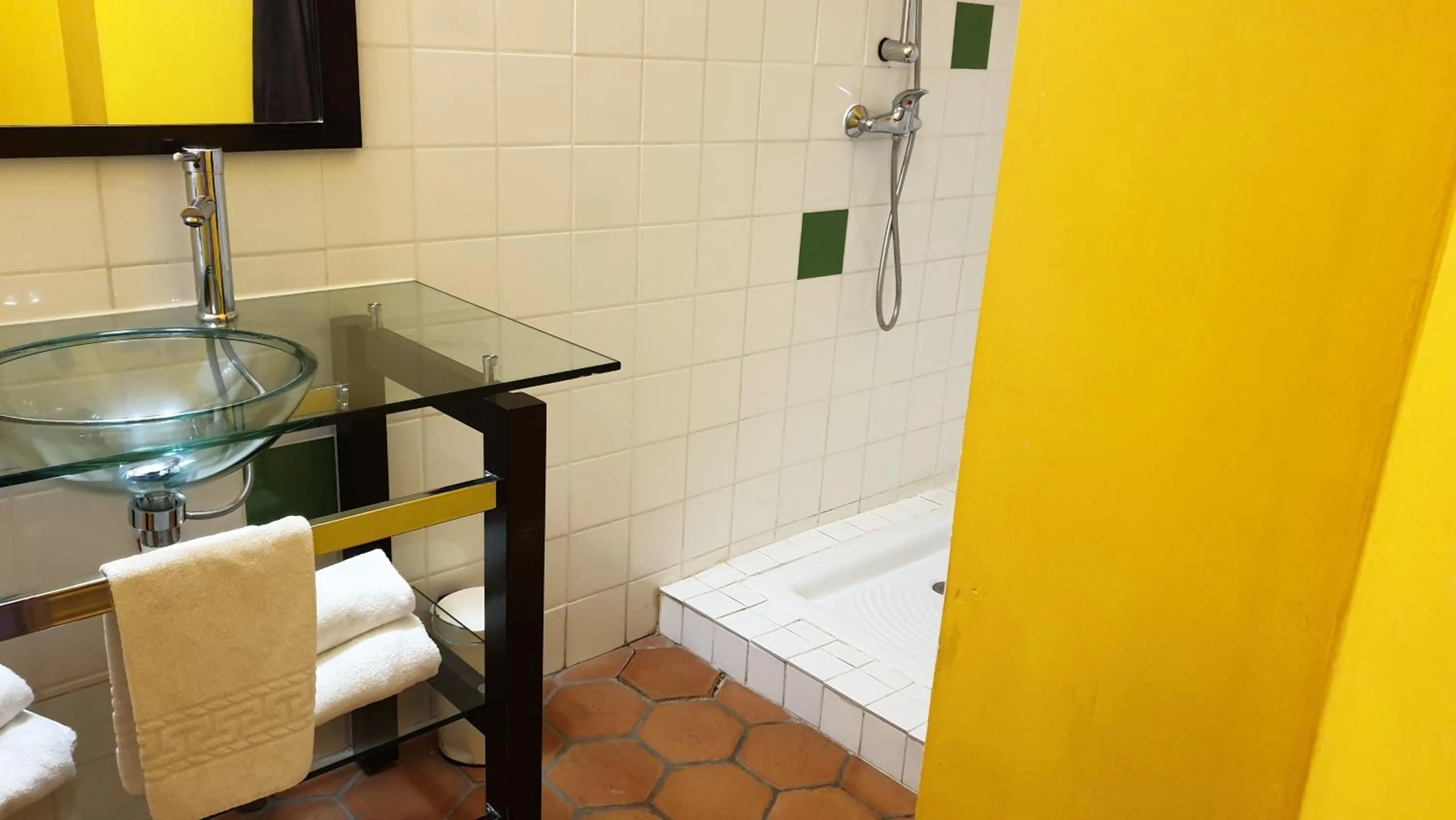 Shower in L'ALCOVE HOTEL RESTAURANT