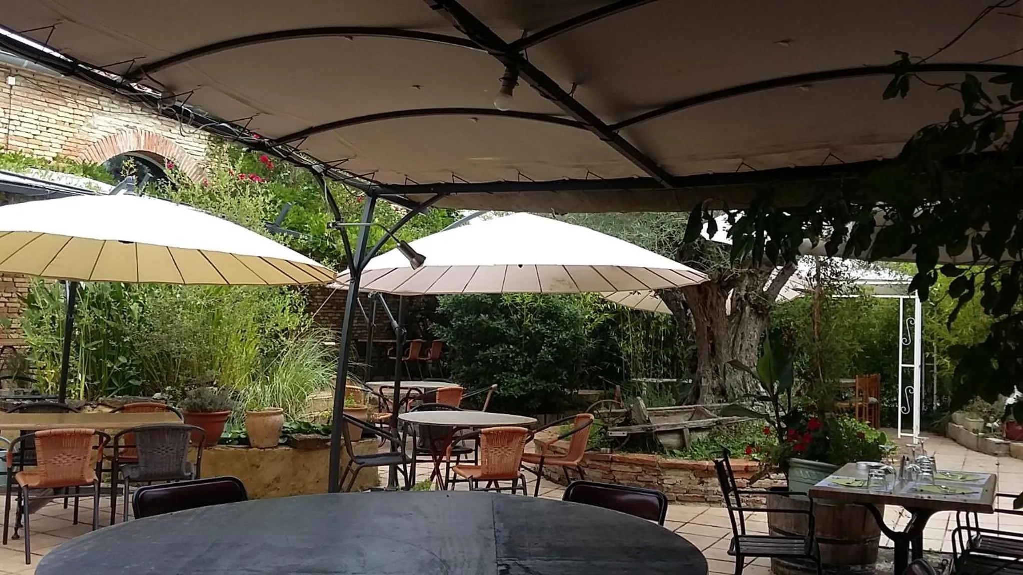 Patio in L'ALCOVE HOTEL RESTAURANT