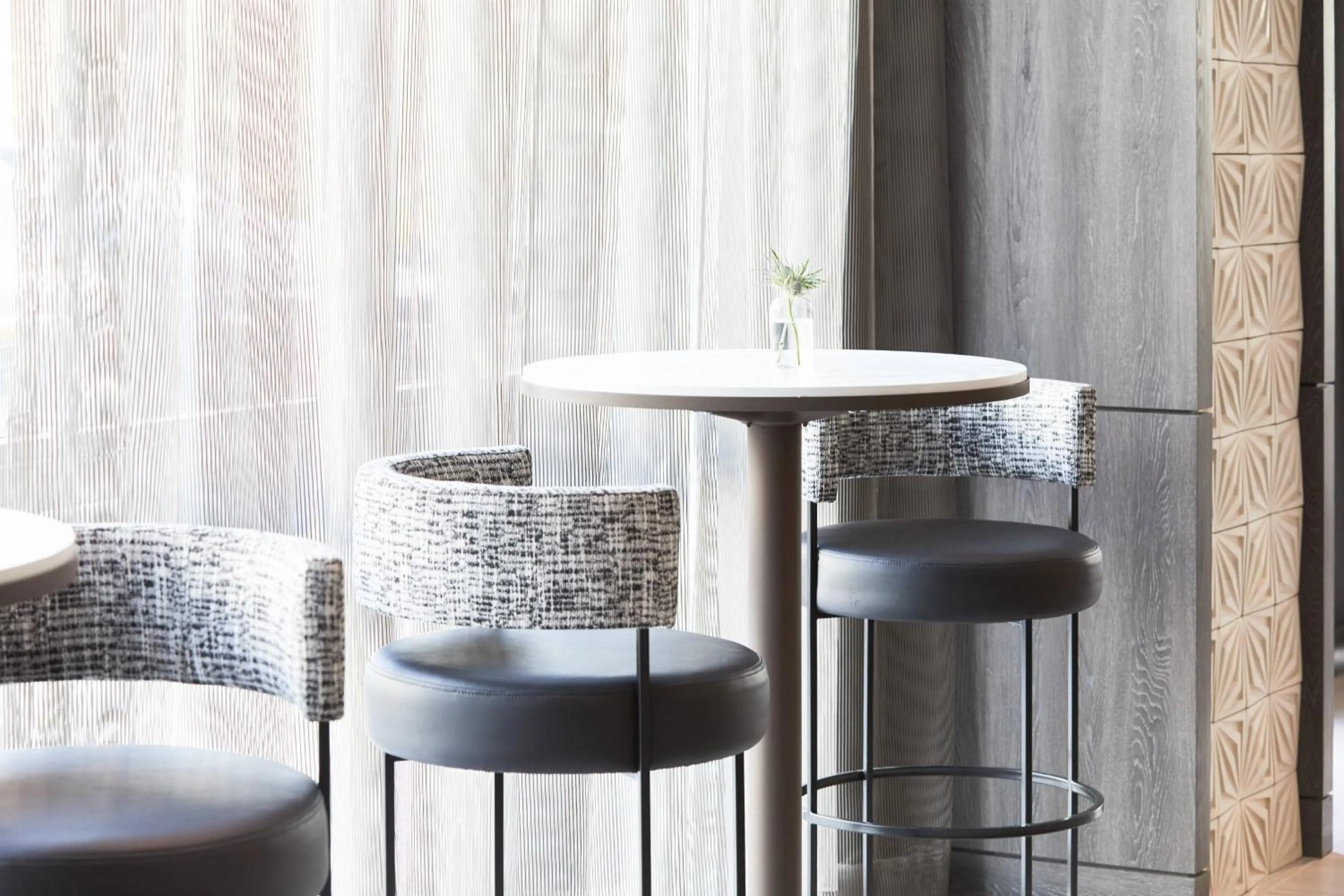 Lounge or bar in AC Hotel by Marriott Miami Airport West/Doral