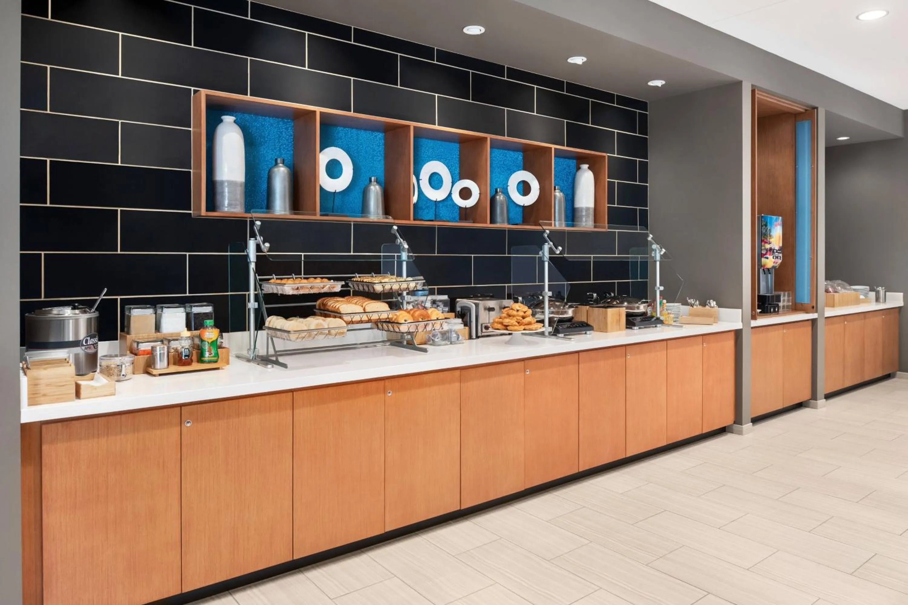 Breakfast in SpringHill Suites by Marriott Milwaukee West/Wauwatosa