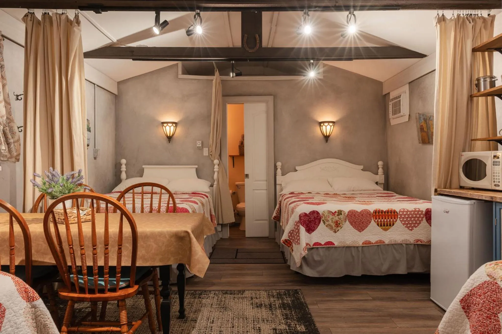 Photo of the whole room, Bed in Auberge Old Chelsea