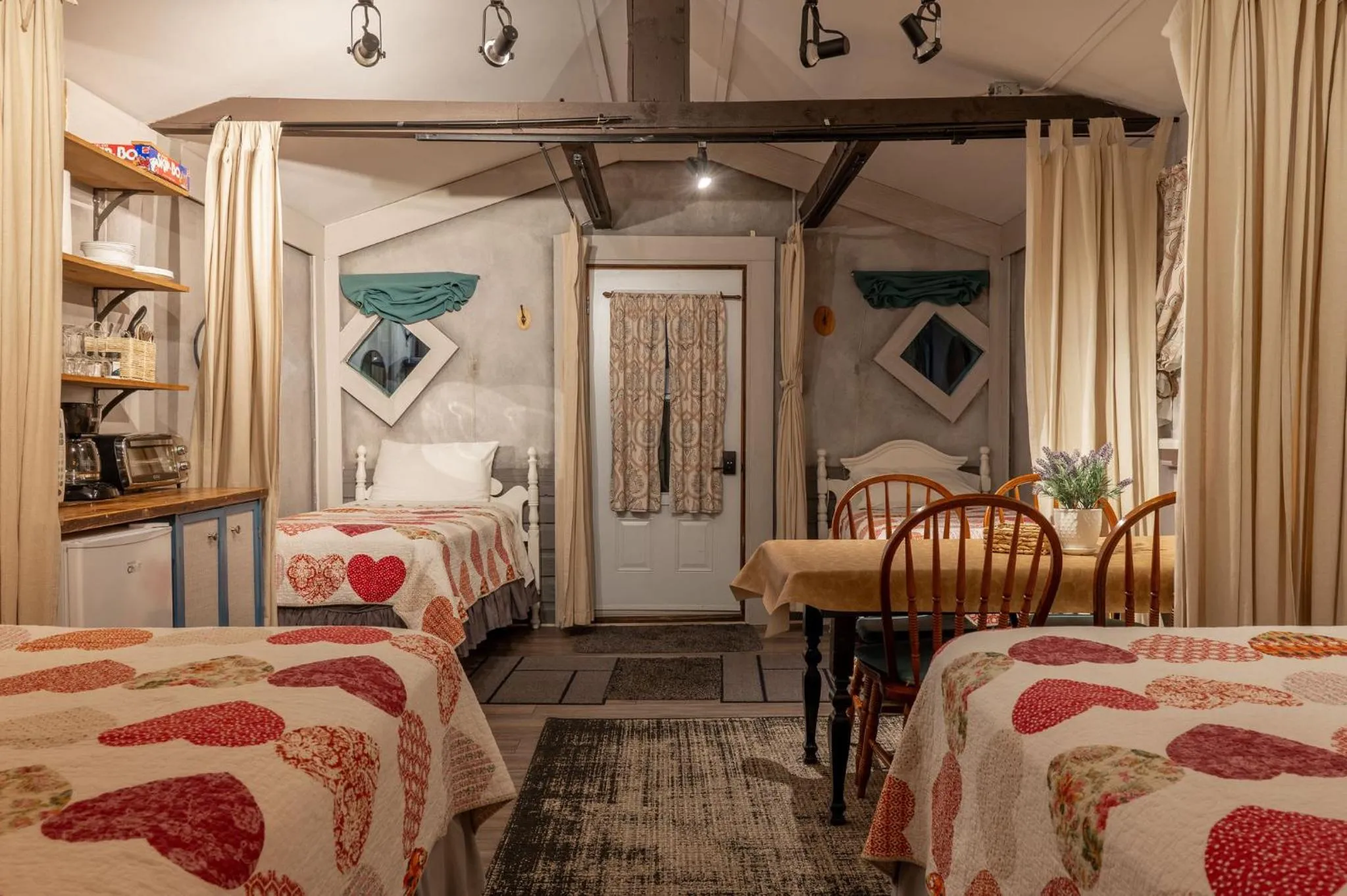 Photo of the whole room, Bed in Auberge Old Chelsea