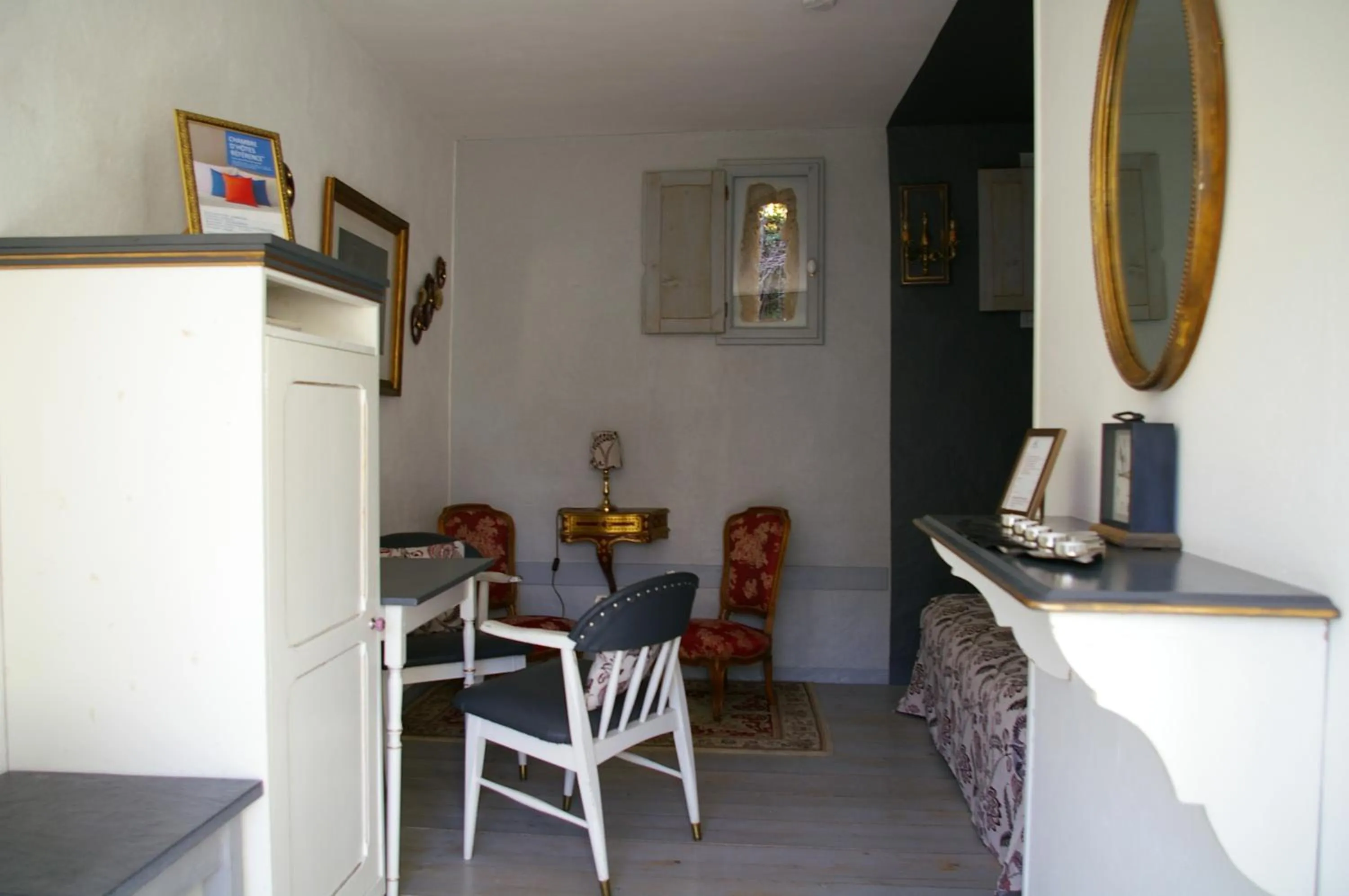 Photo of the whole room in La Source de Bury