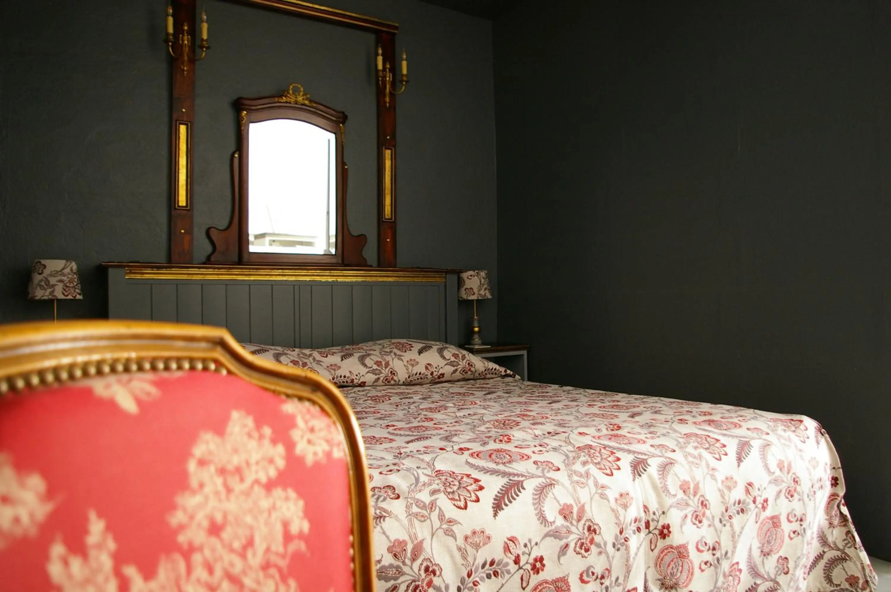 Photo of the whole room, Bed in La Source de Bury