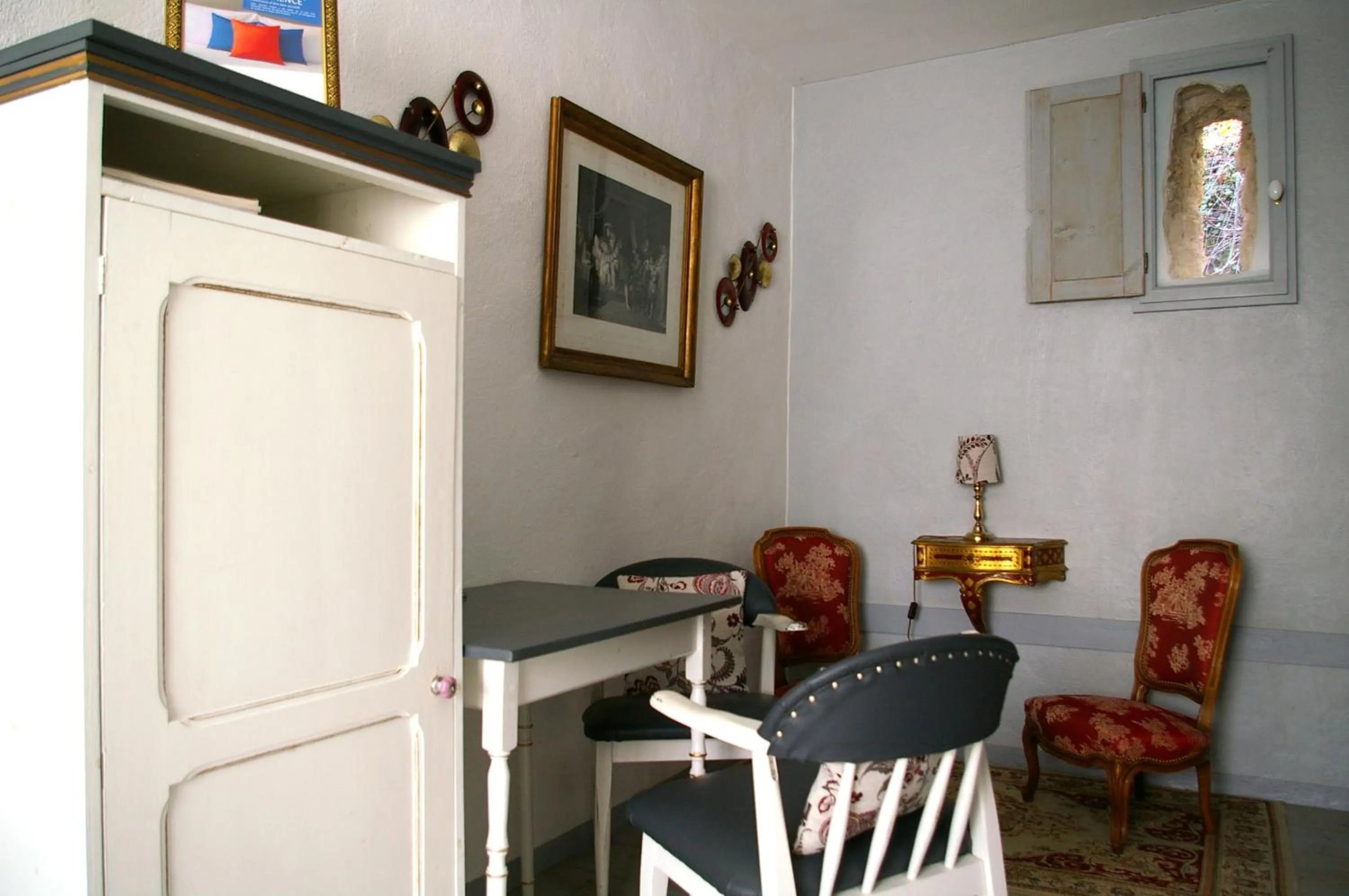 Photo of the whole room in La Source de Bury