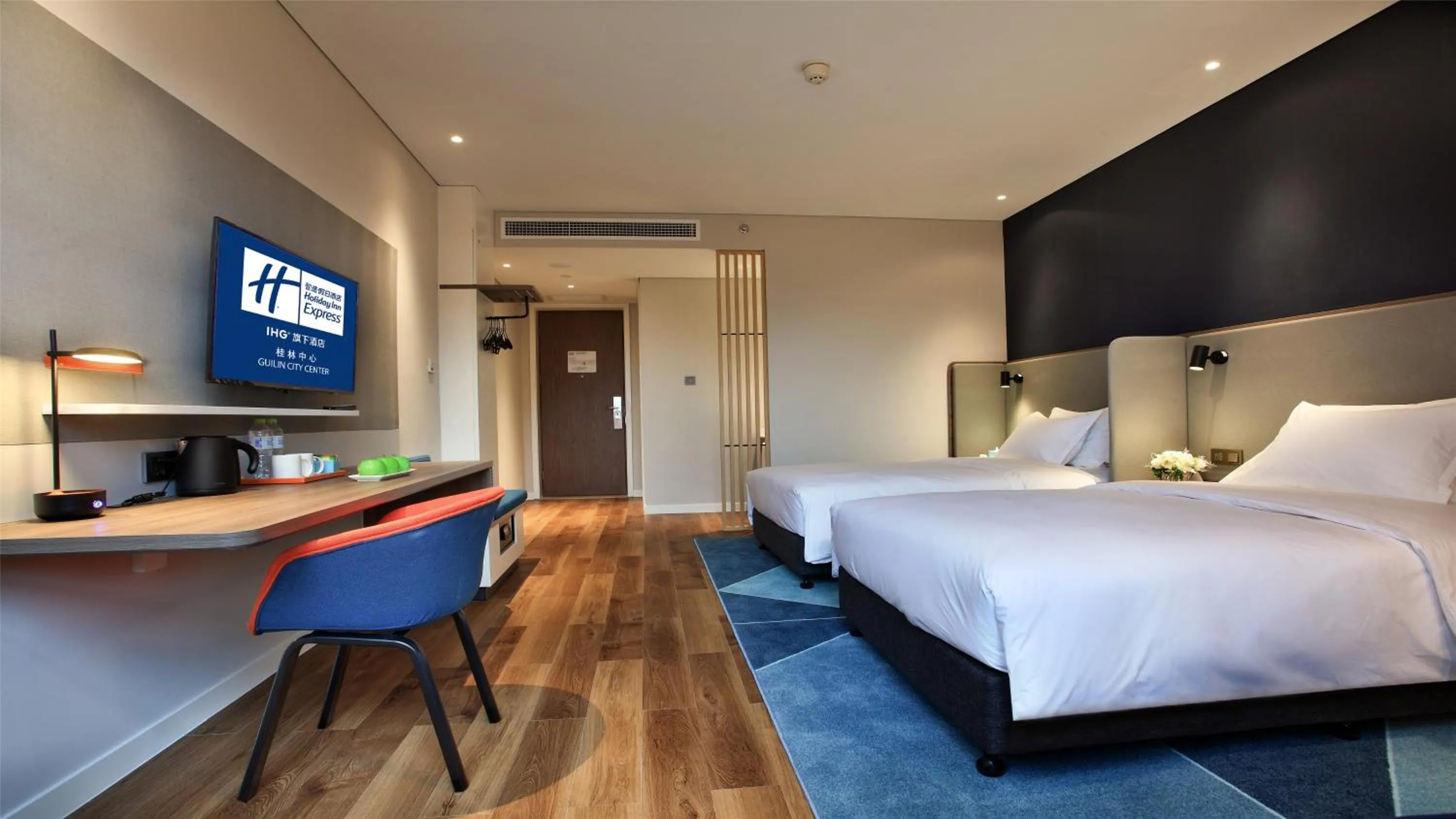 Photo of the whole room, Bed in Holiday Inn Express Guilin City Center by IHG