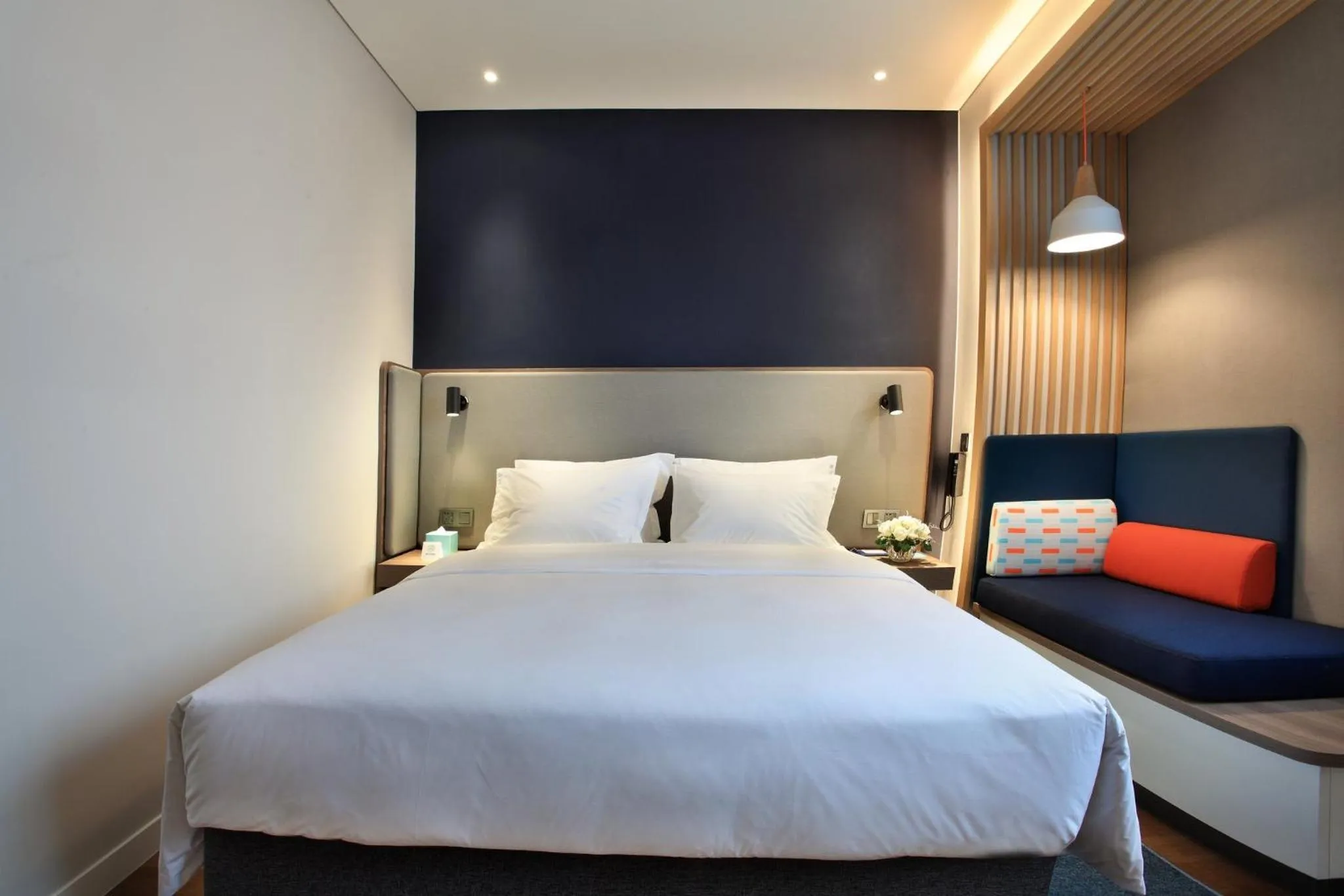 Photo of the whole room, Bed in Holiday Inn Express Guilin City Center by IHG