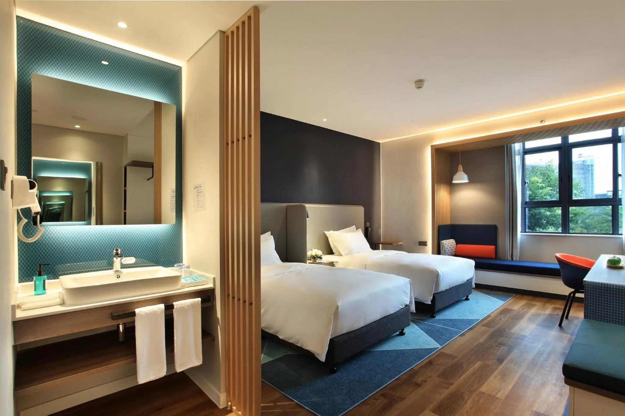Photo of the whole room, Bed in Holiday Inn Express Guilin City Center by IHG