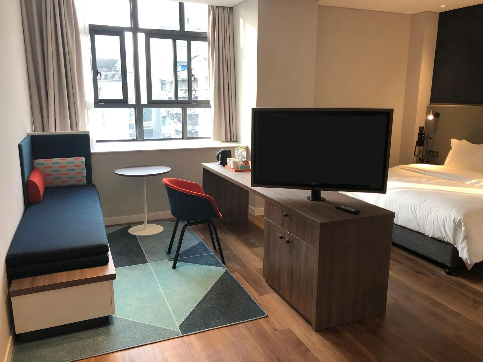 Photo of the whole room, Bed in Holiday Inn Express Guilin City Center by IHG